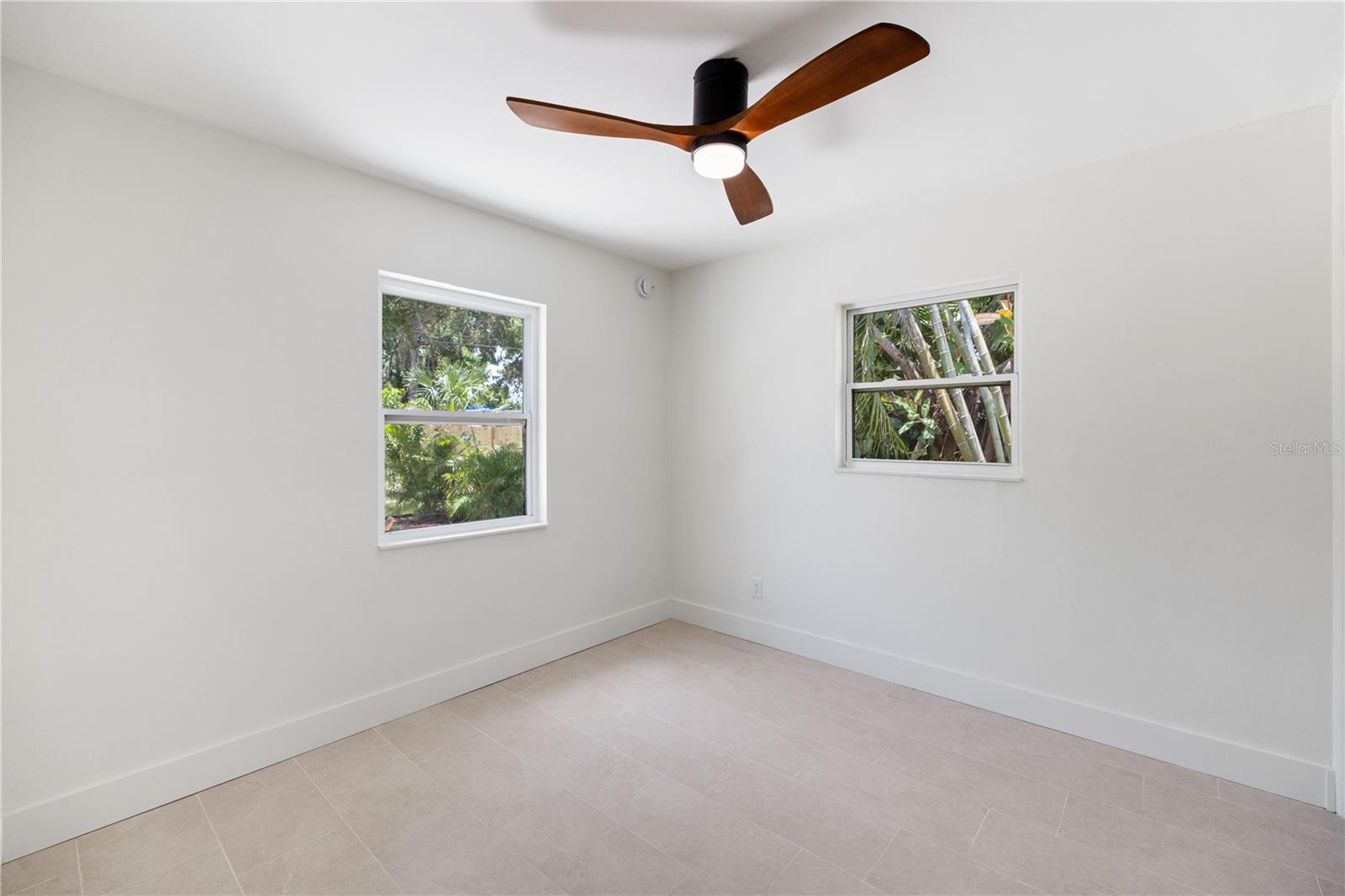 Listing photo id 21 for 2120 Bonita Way S