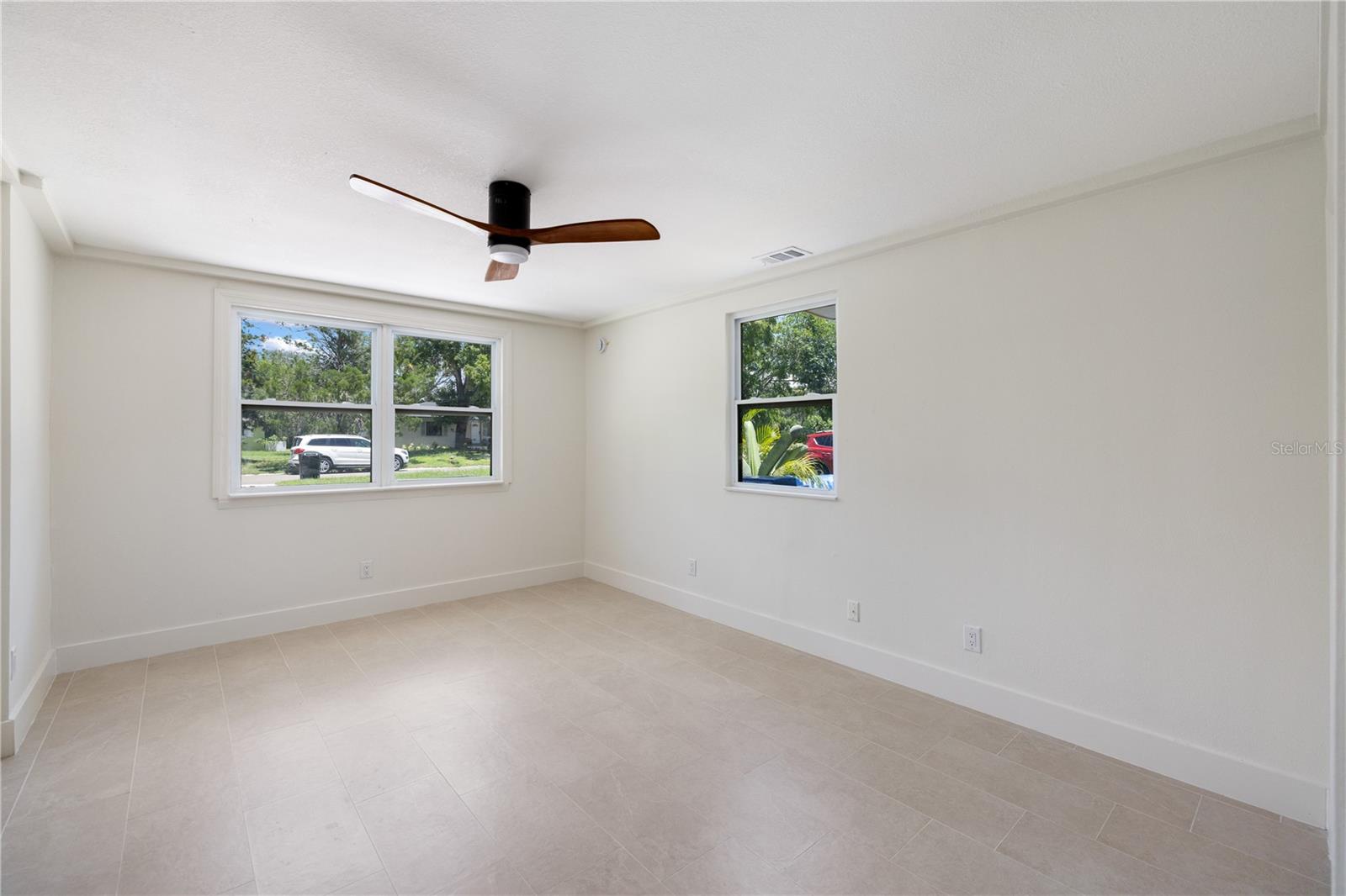 Listing photo id 24 for 2120 Bonita Way S