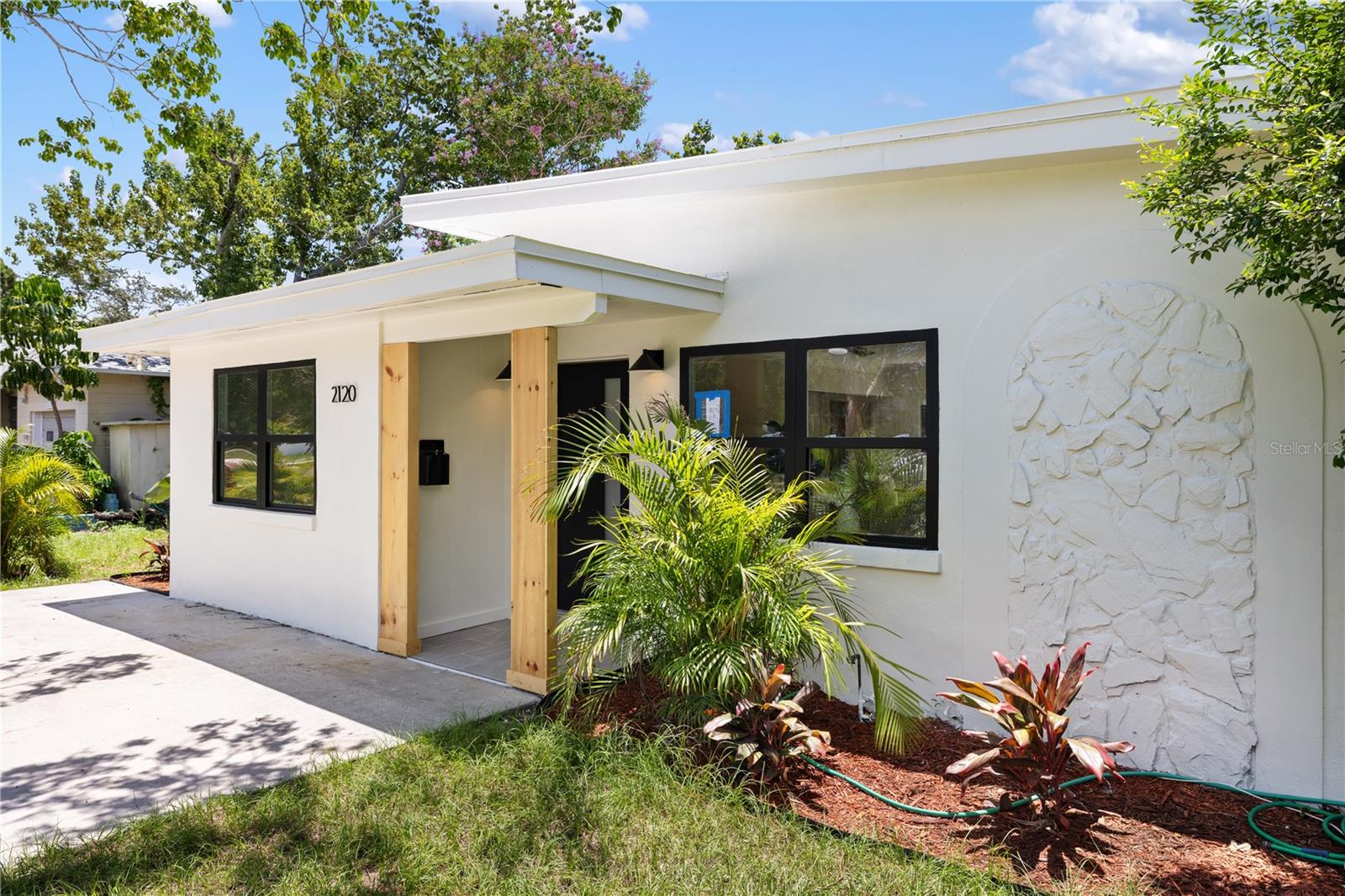 Listing photo id 29 for 2120 Bonita Way S