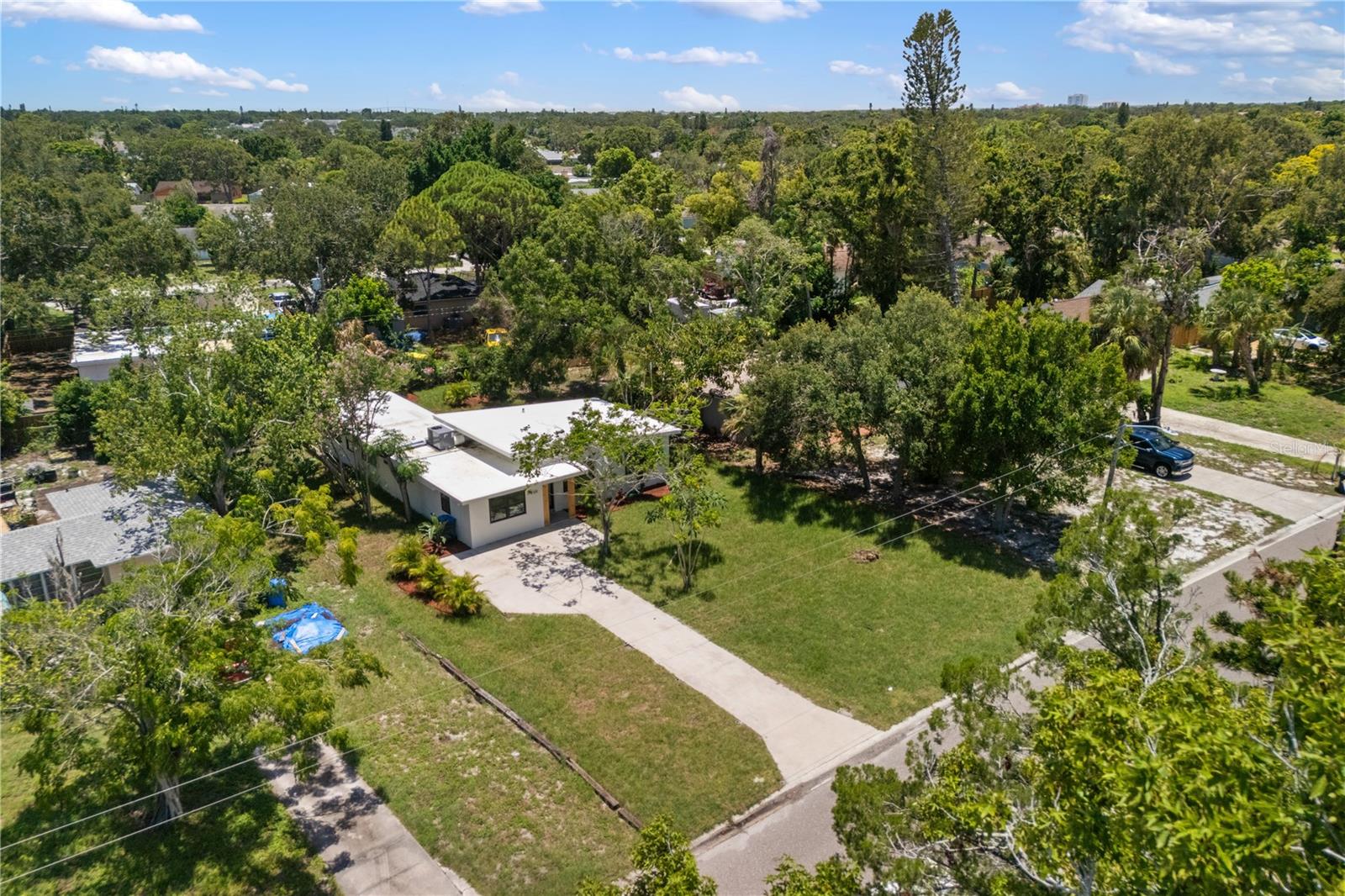 Listing photo id 33 for 2120 Bonita Way S