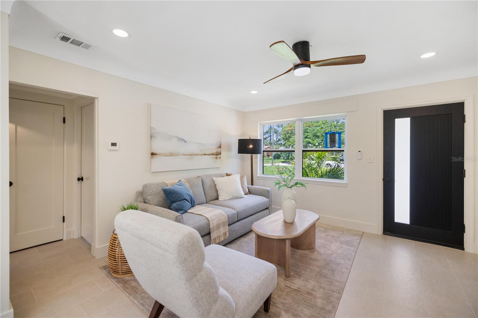 Listing photo id 2 for 2120 Bonita Way S