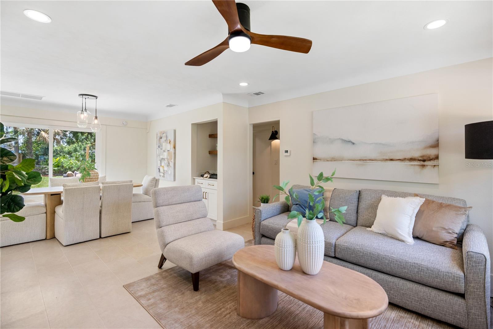 Listing photo id 3 for 2120 Bonita Way S