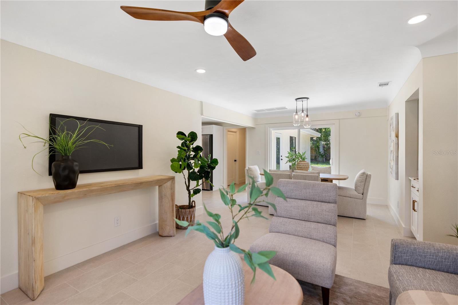 Listing photo id 4 for 2120 Bonita Way S