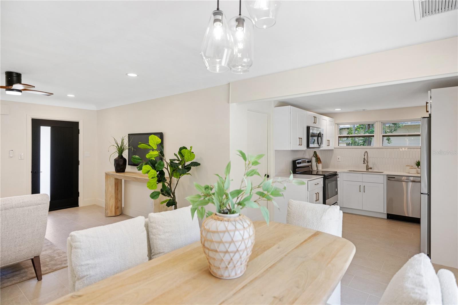 Listing photo id 6 for 2120 Bonita Way S