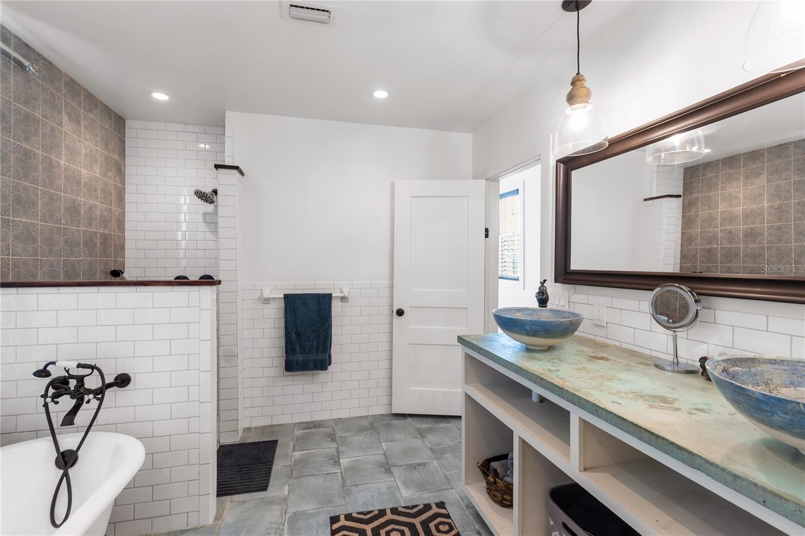 Image 14 of 30 For 2523 11th Avenue W