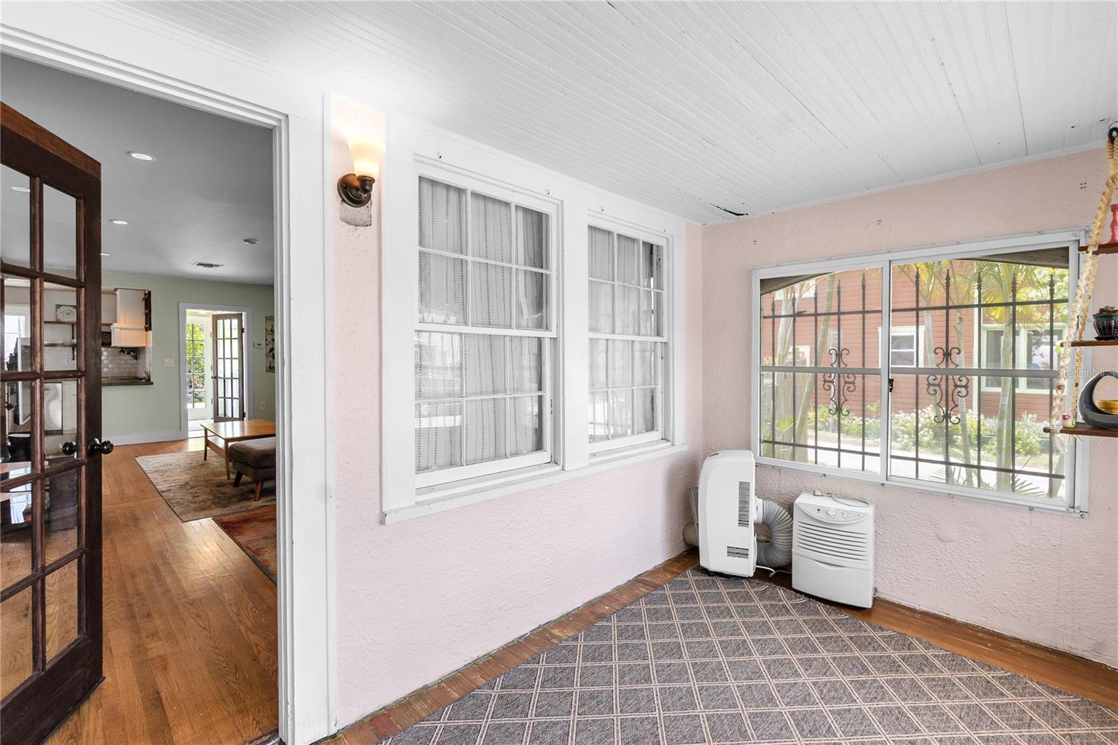 Image 4 of 30 For 2523 11th Avenue W