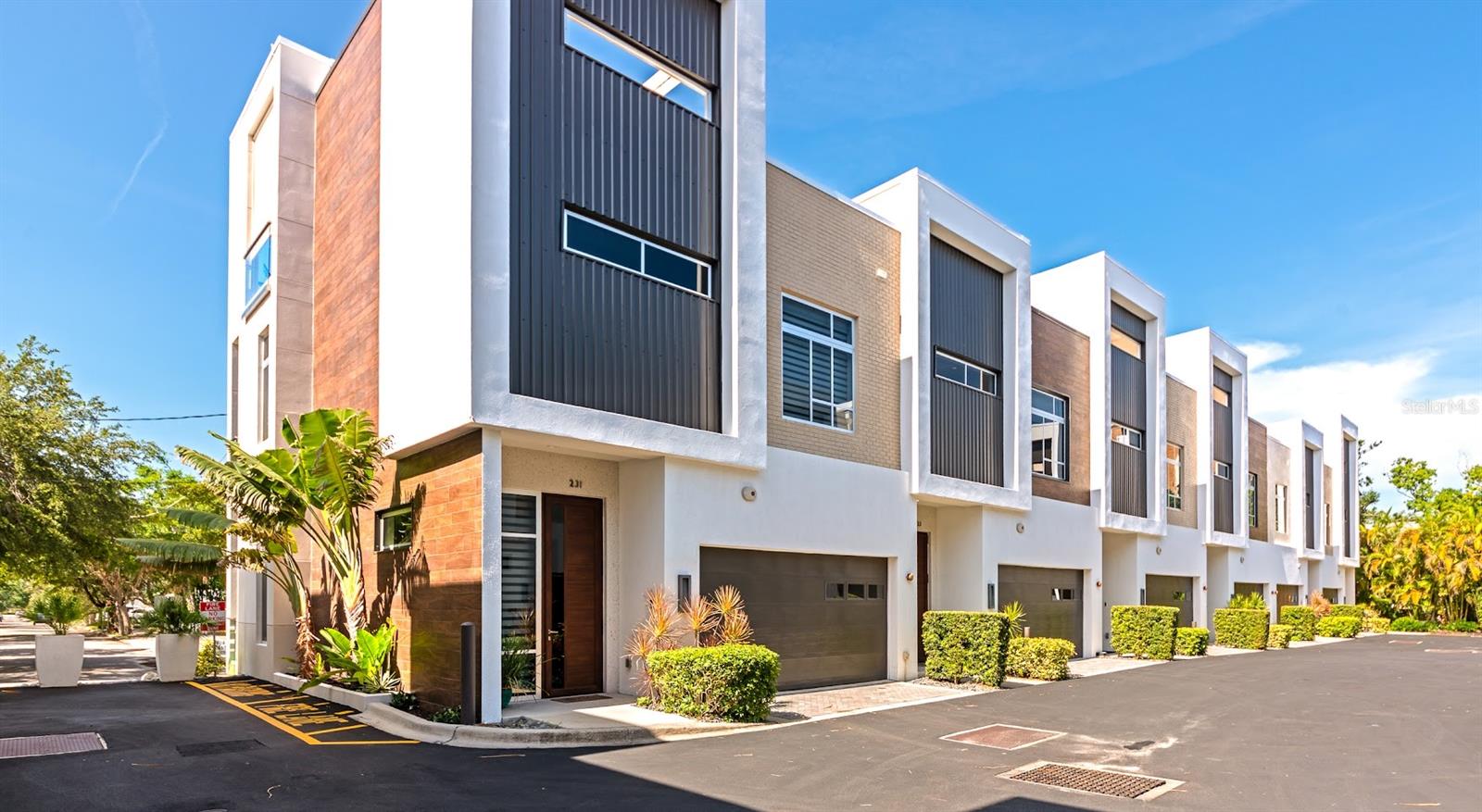 Image 25 of 27 For 233 Cosmopolitan Court