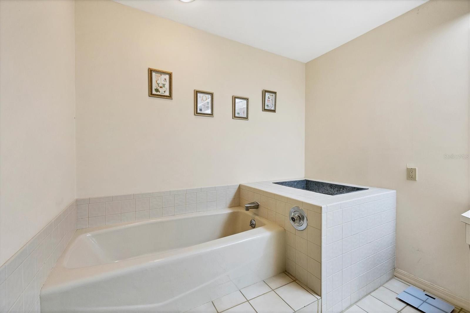 Image 16 of 48 For 4001 Wilshire Circle E 72