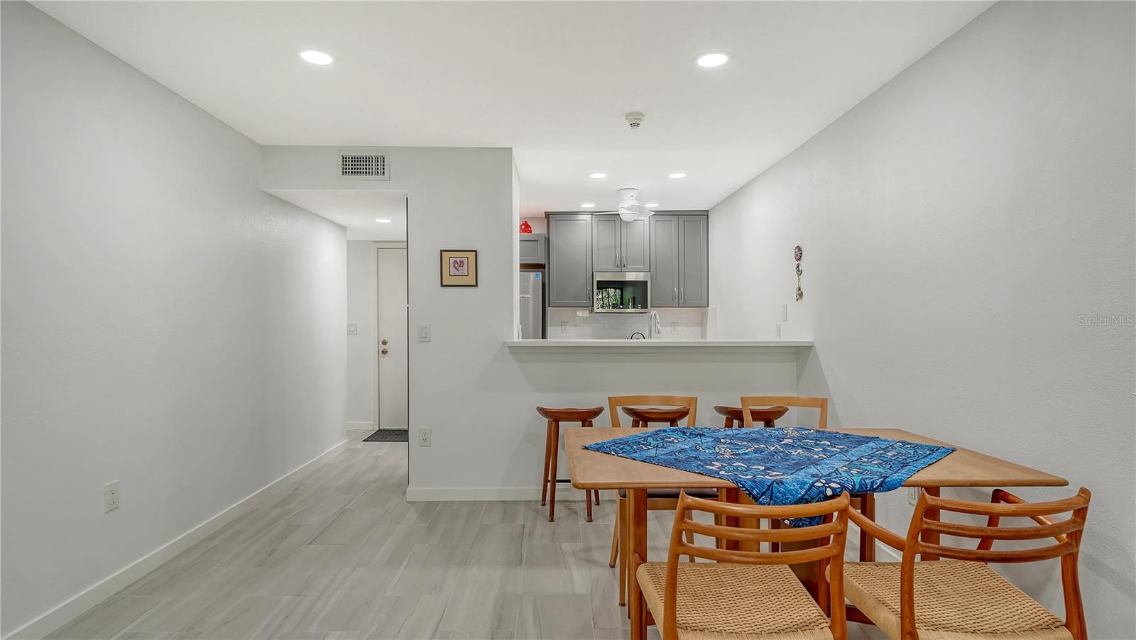 Image 11 of 72 For 1542 Oak Street 102