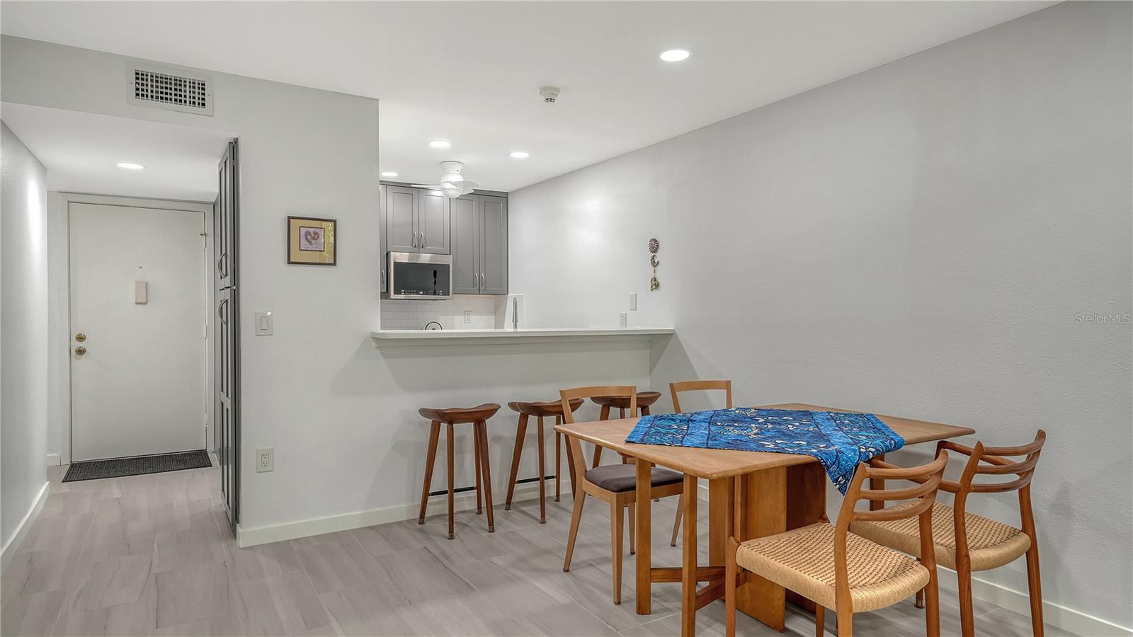 Image 12 of 72 For 1542 Oak Street 102