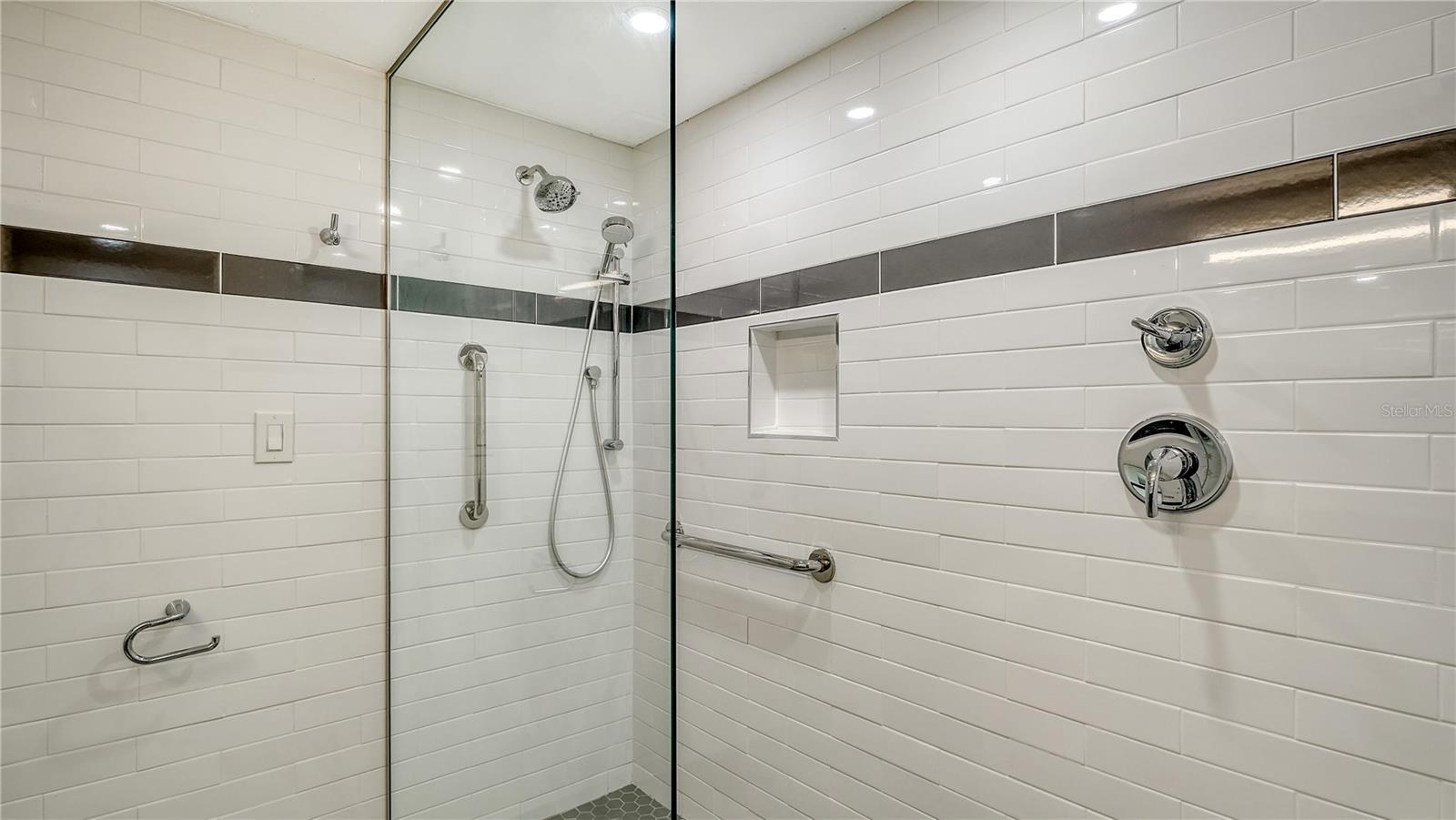 Image 31 of 72 For 1542 Oak Street 102