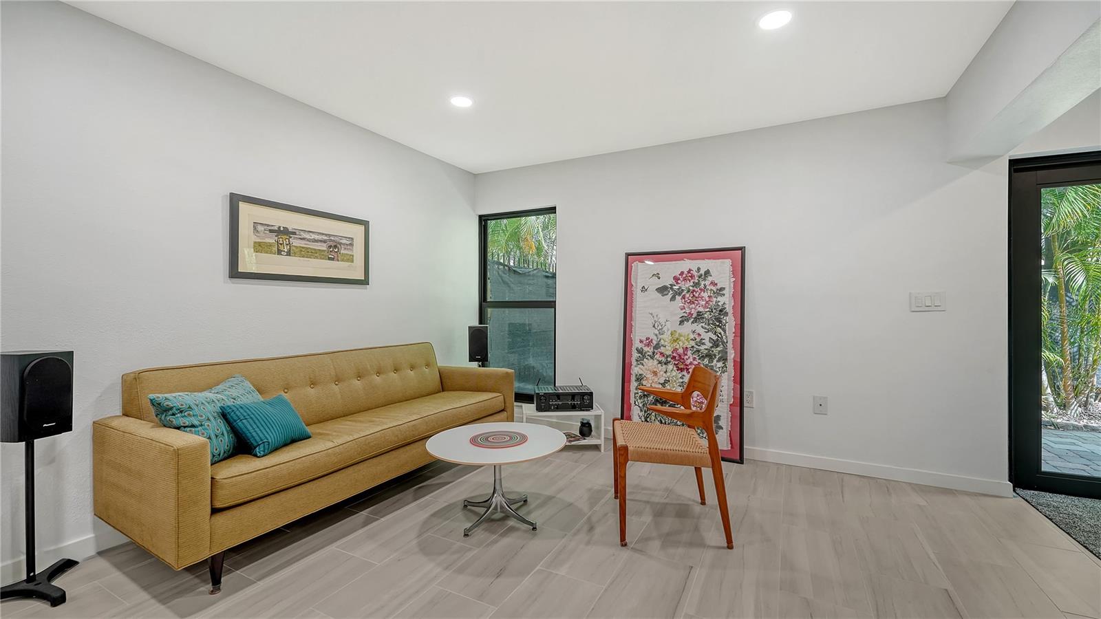 Image 9 of 72 For 1542 Oak Street 102