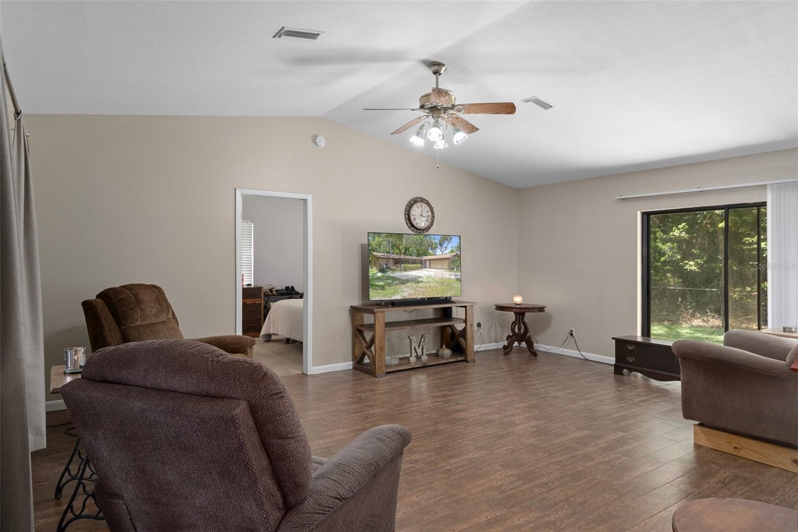 Listing photo id 10 for 16118 Wilson Boulevard