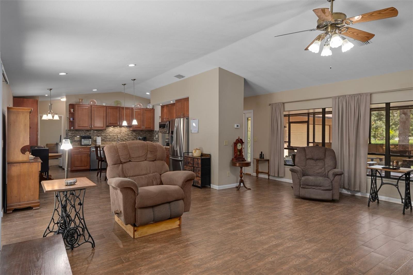 Listing photo id 11 for 16118 Wilson Boulevard