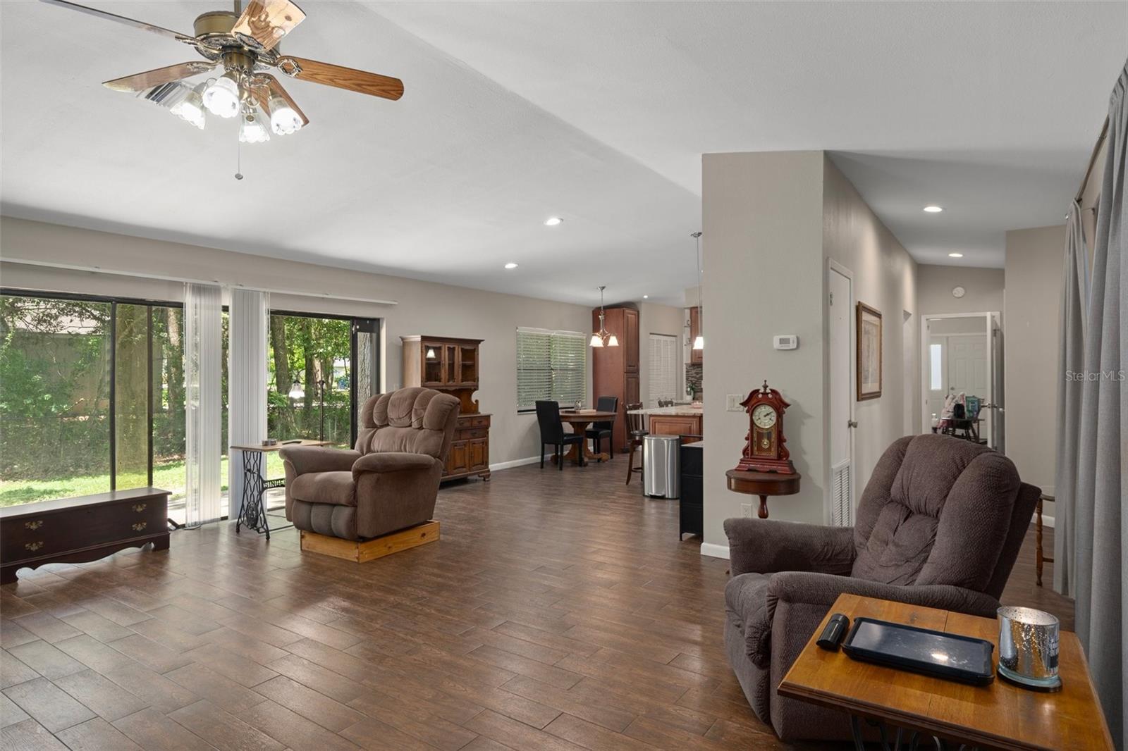 Listing photo id 13 for 16118 Wilson Boulevard