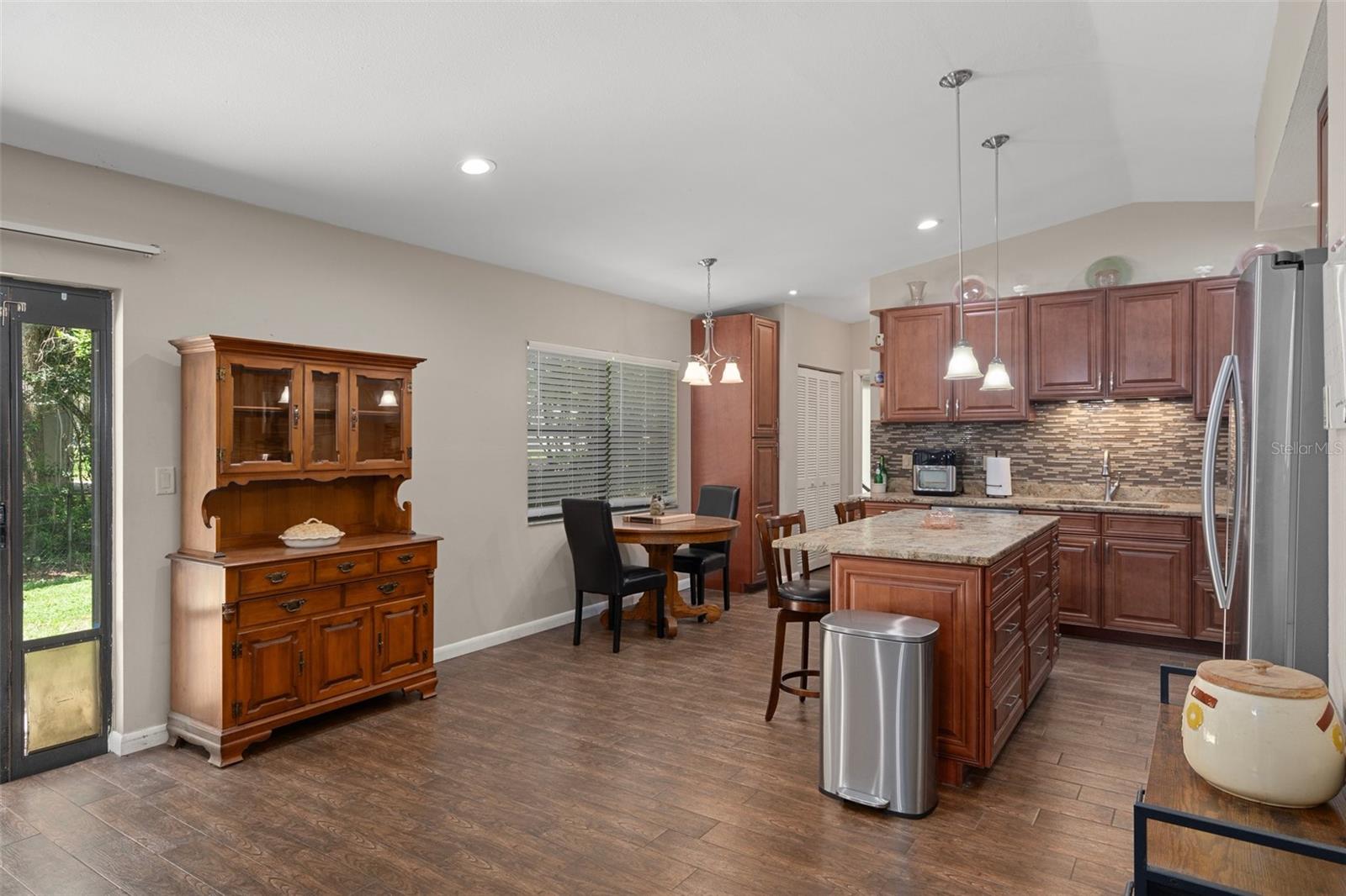 Listing photo id 15 for 16118 Wilson Boulevard