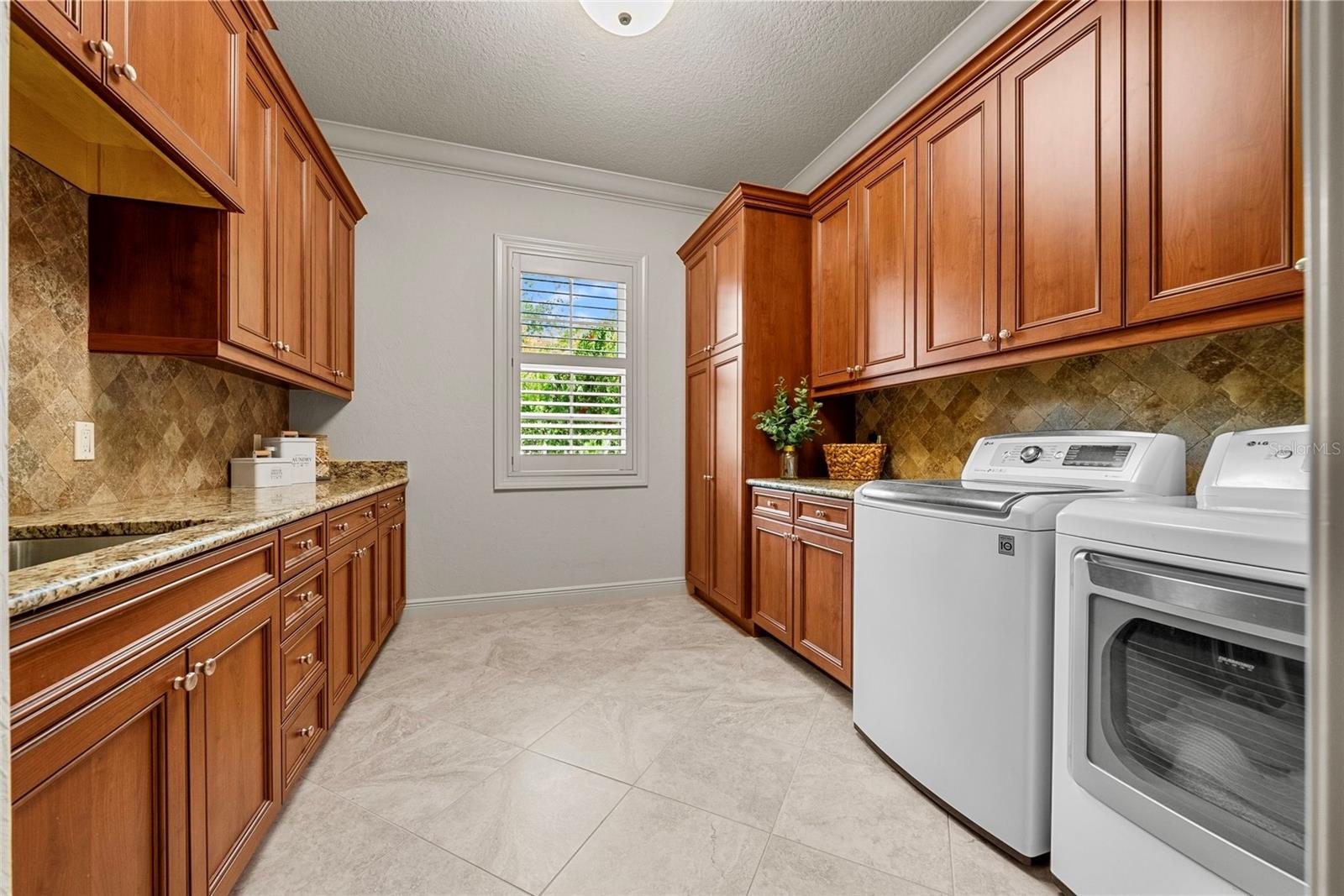 Image 75 of 94 For 6926 Lacantera Circle