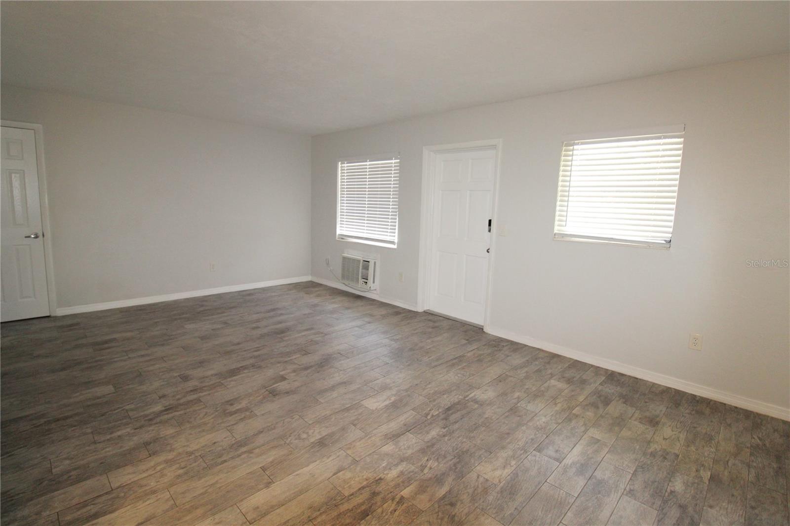 Image 3 of 8 For 6373 Gateway Avenue