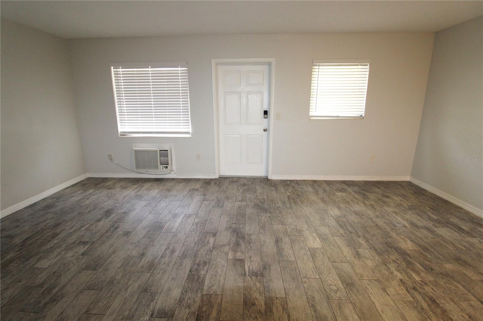 Image 4 of 8 For 6373 Gateway Avenue
