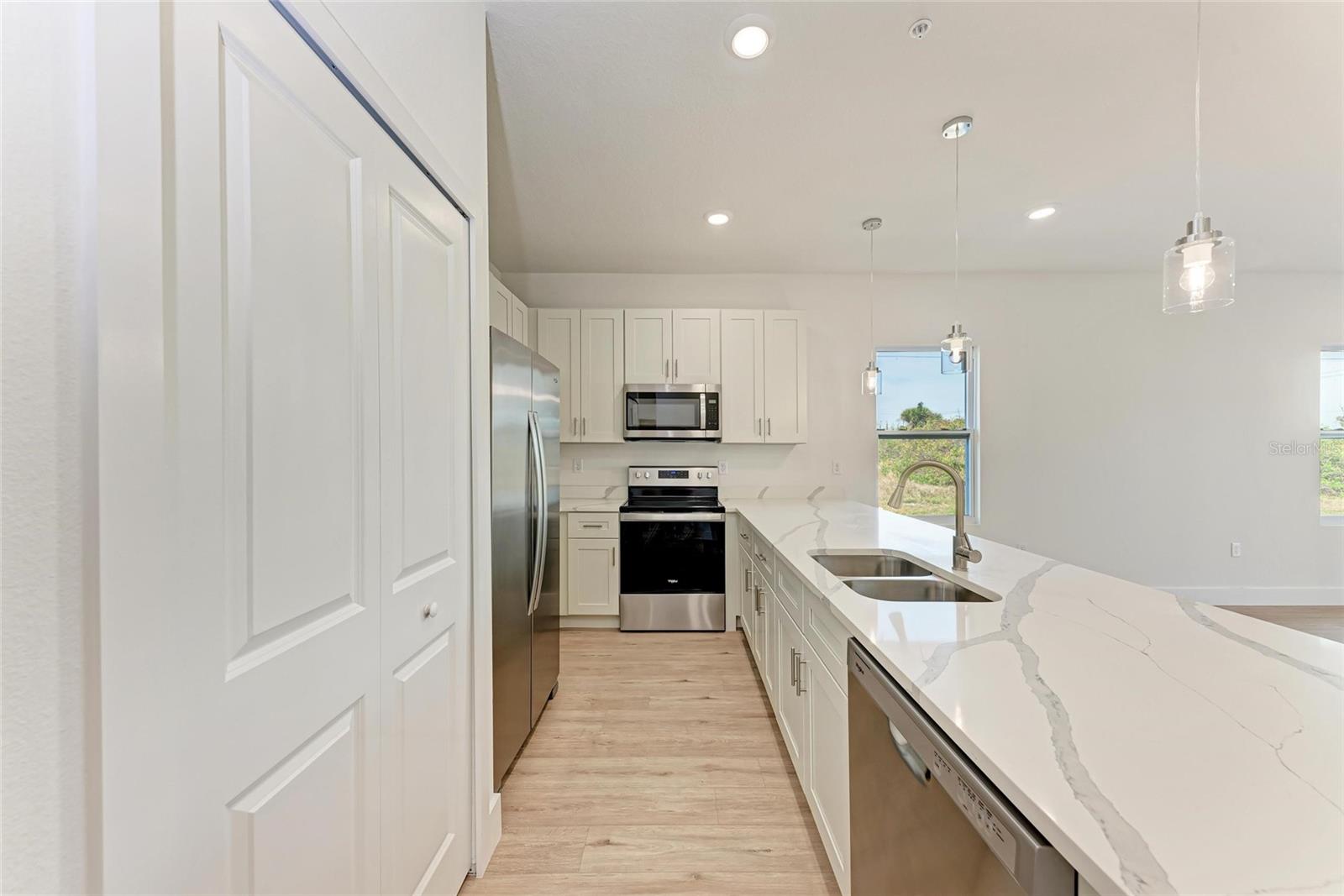 Image 7 of 18 For 289 Boundary Boulevard 202