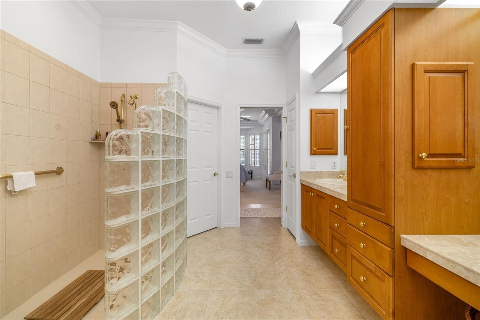 Image 37 of 71 For 8844 Bloomfield Boulevard