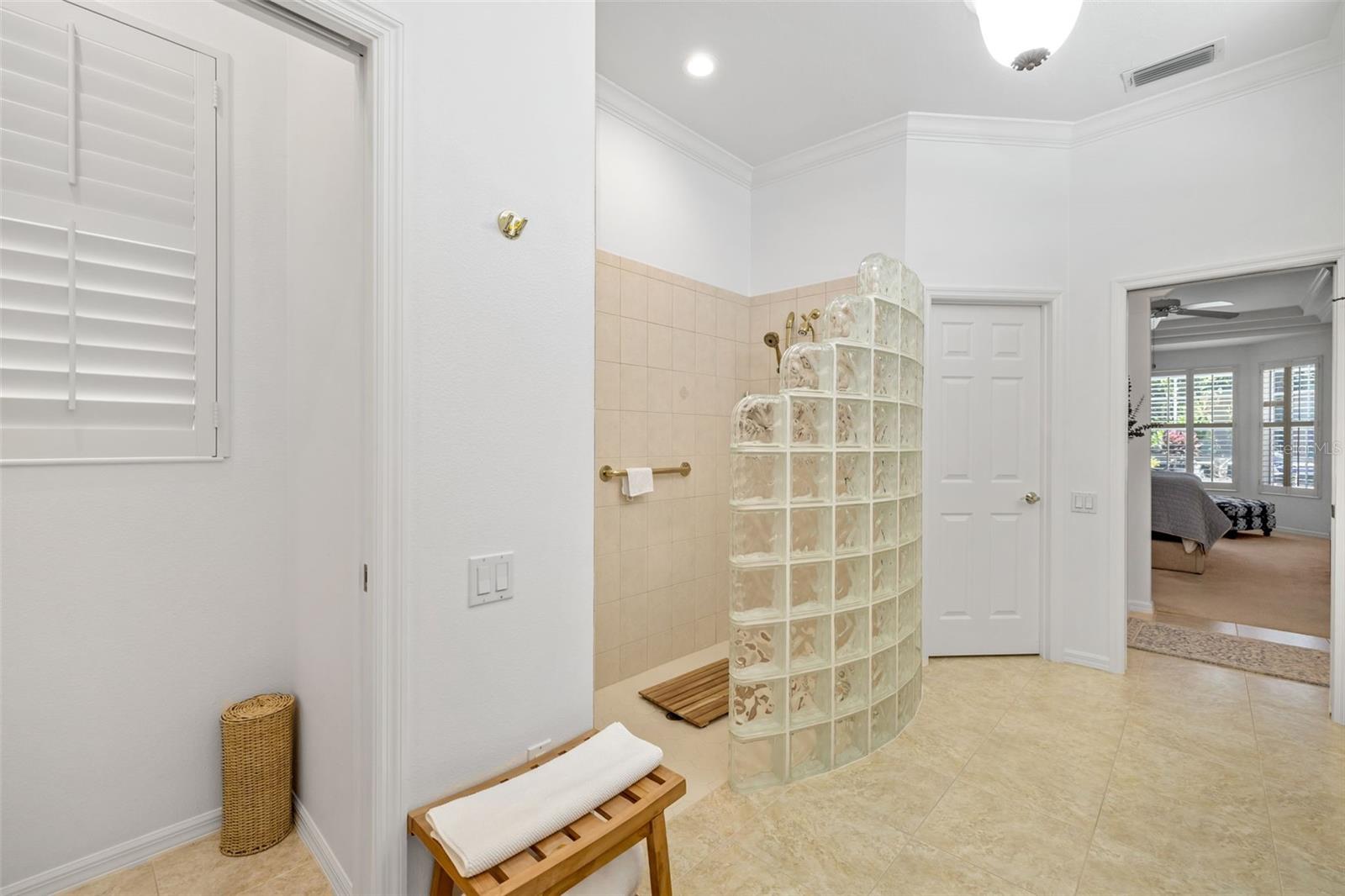 Image 38 of 71 For 8844 Bloomfield Boulevard