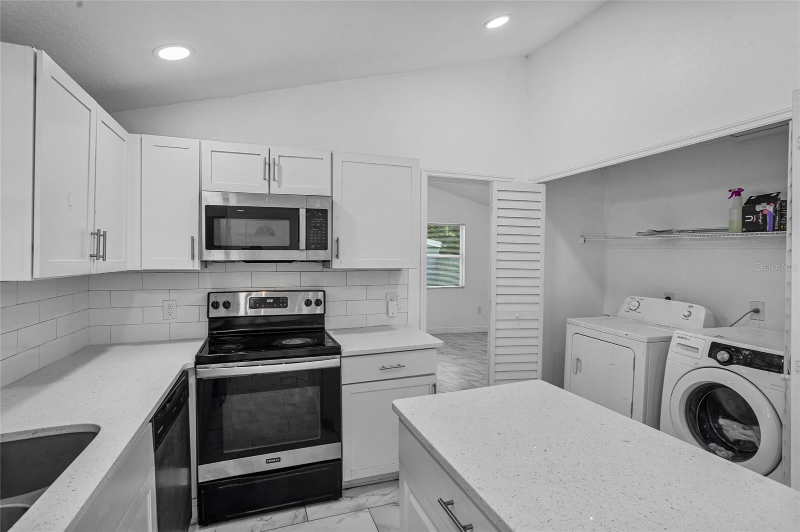 Image 11 of 39 For 906 Celery Avenue