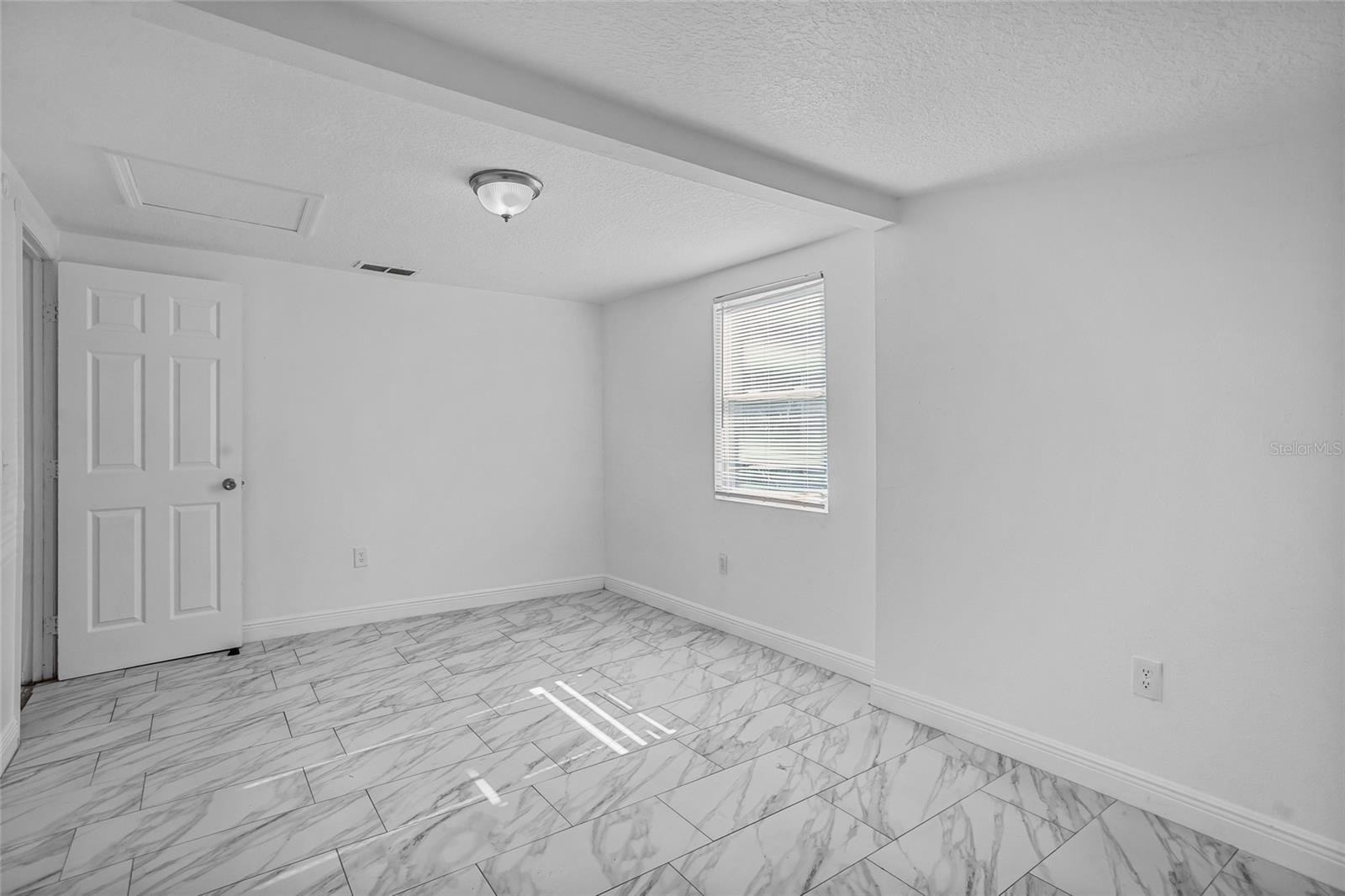 Image 15 of 39 For 906 Celery Avenue