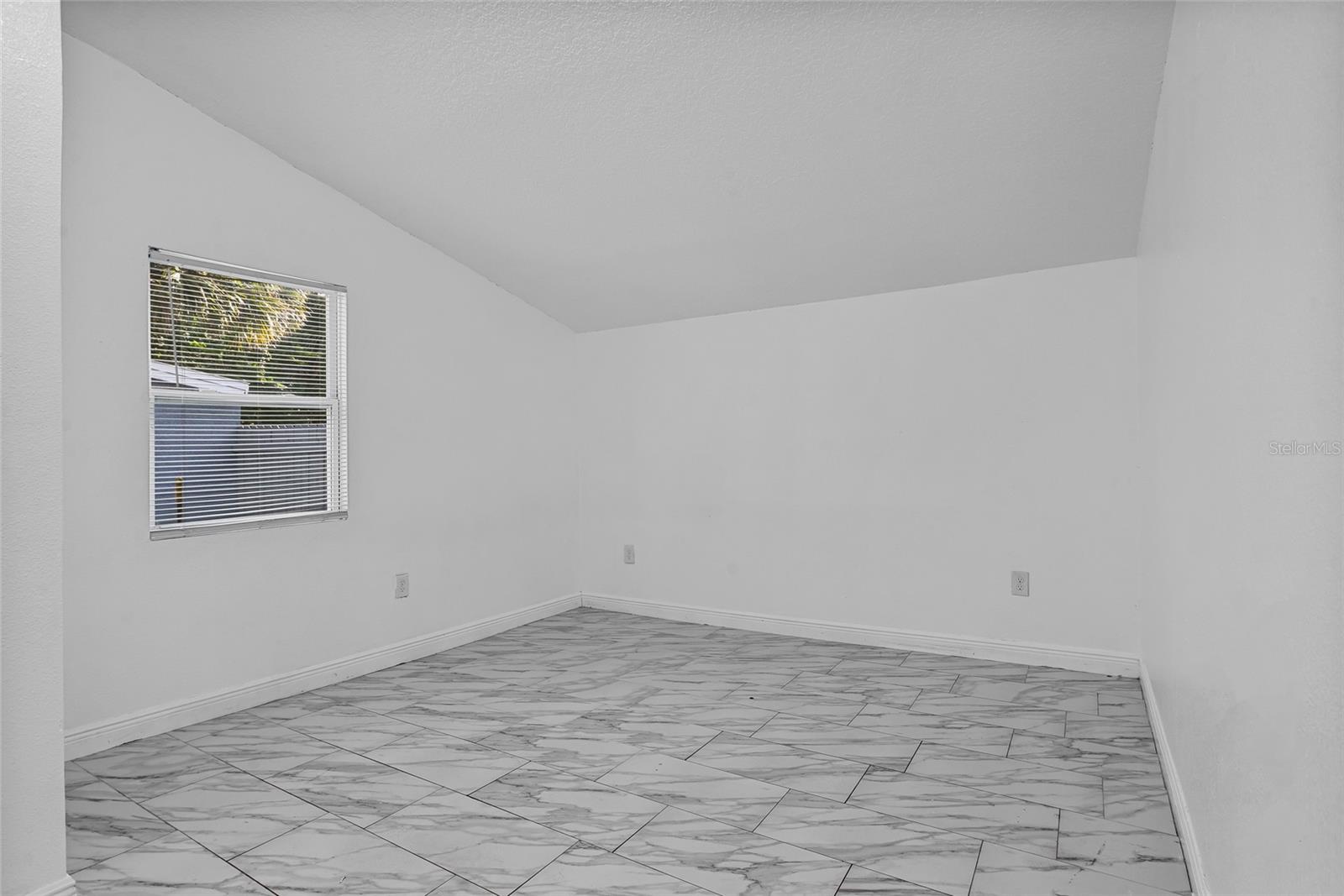 Image 18 of 39 For 906 Celery Avenue