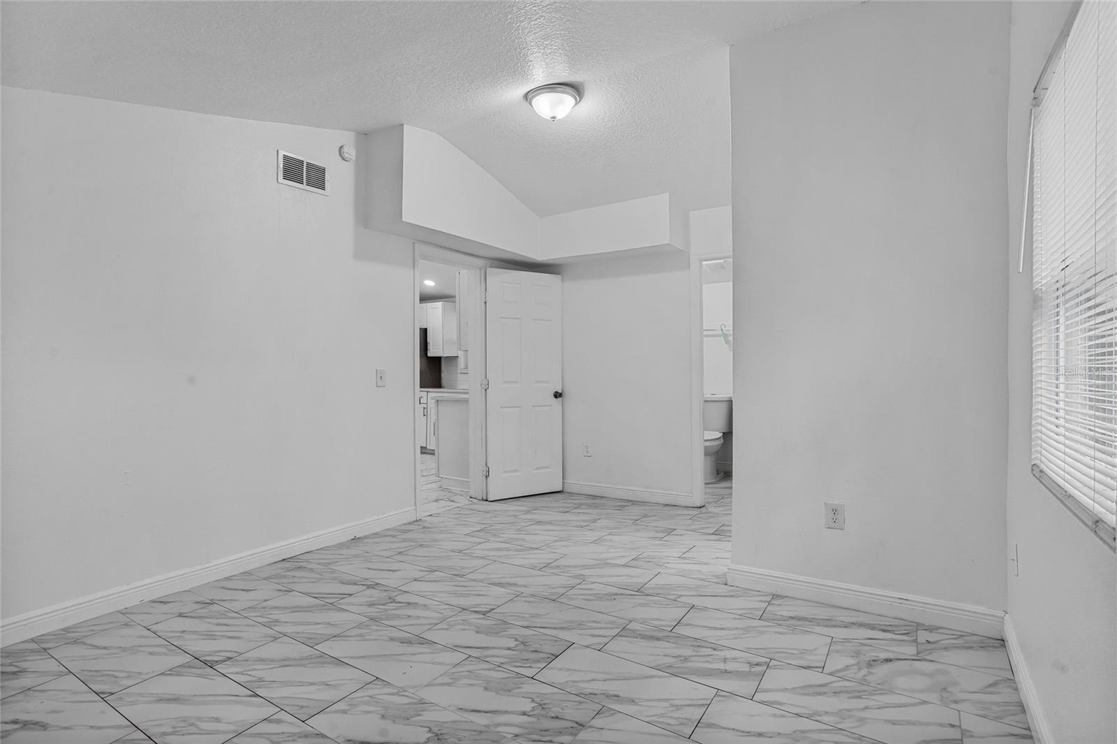 Image 19 of 39 For 906 Celery Avenue