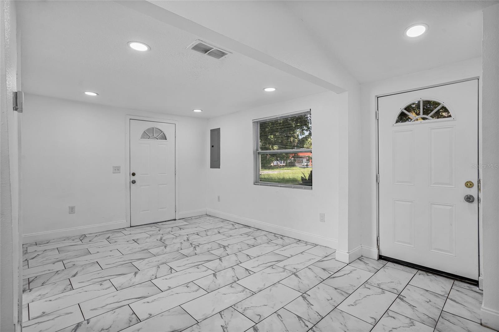 Image 4 of 39 For 906 Celery Avenue