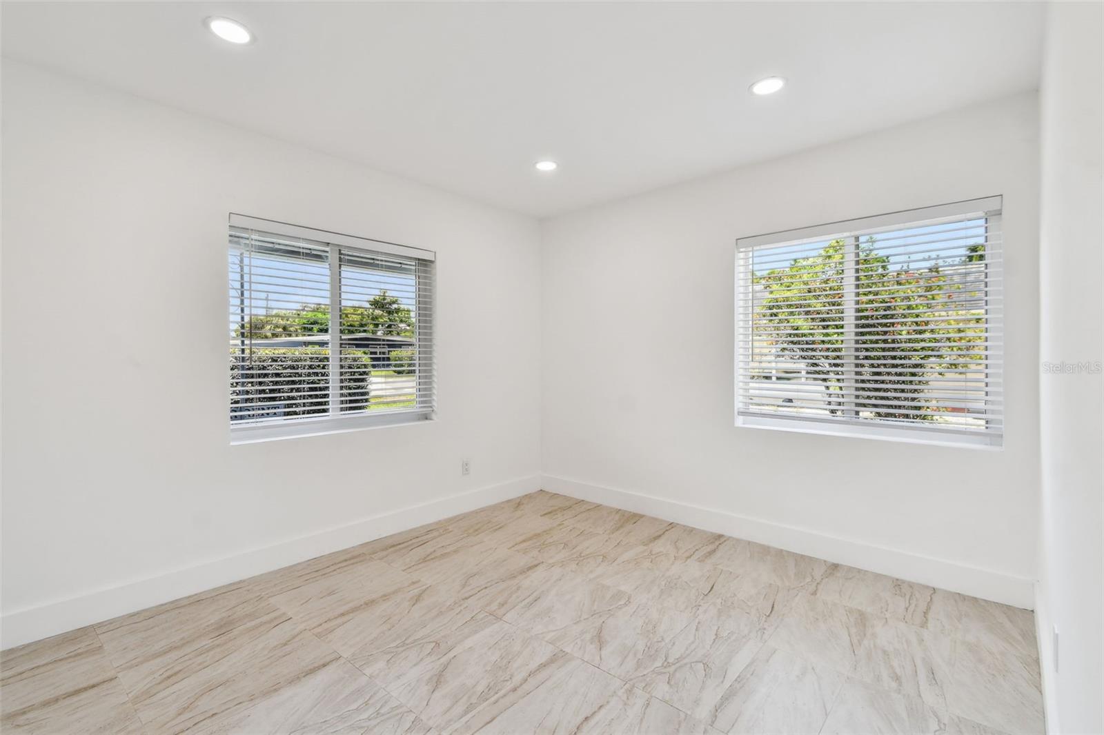 Image 14 of 33 For 910 43rd Street W