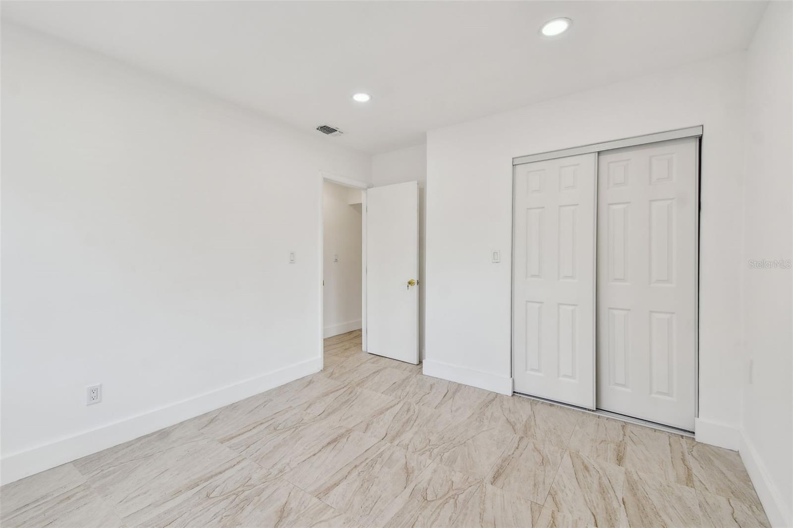 Image 16 of 33 For 910 43rd Street W