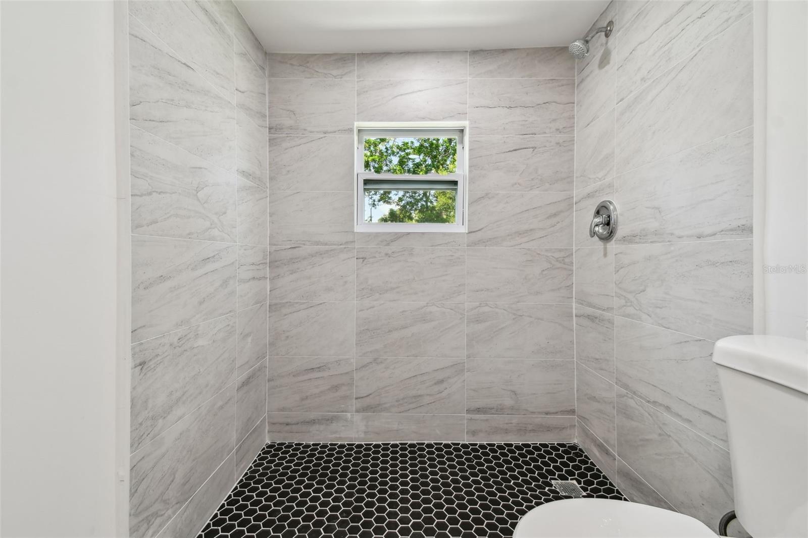 Image 17 of 33 For 910 43rd Street W