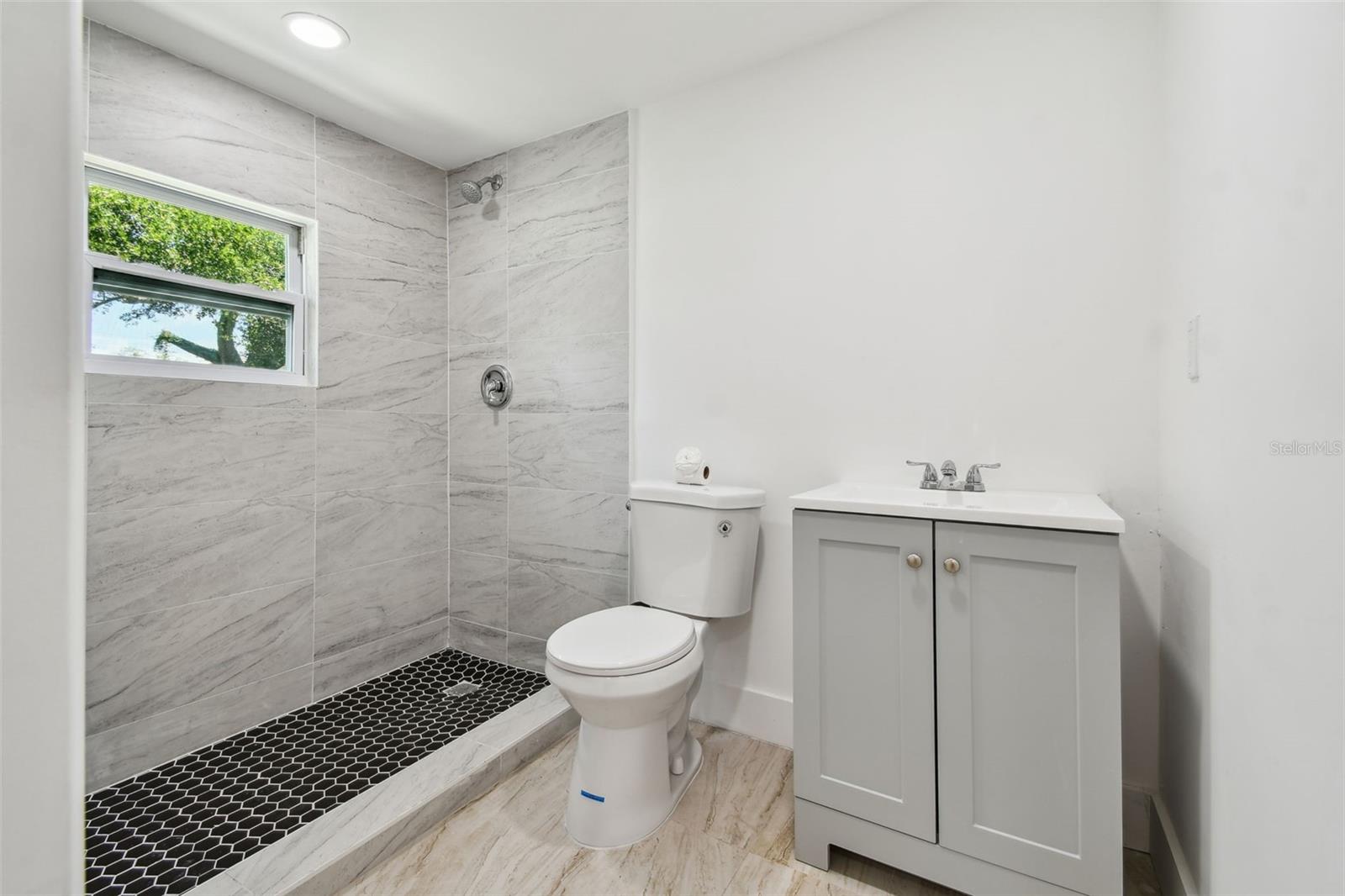 Image 18 of 33 For 910 43rd Street W