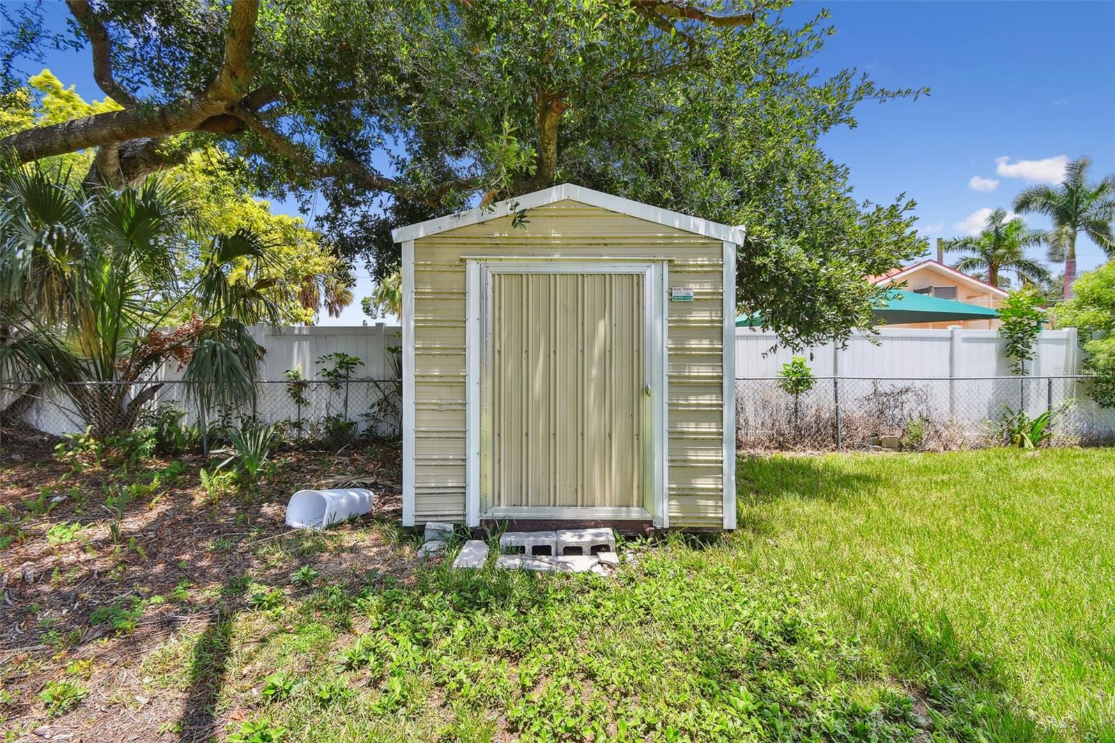 Image 4 of 33 For 910 43rd Street W