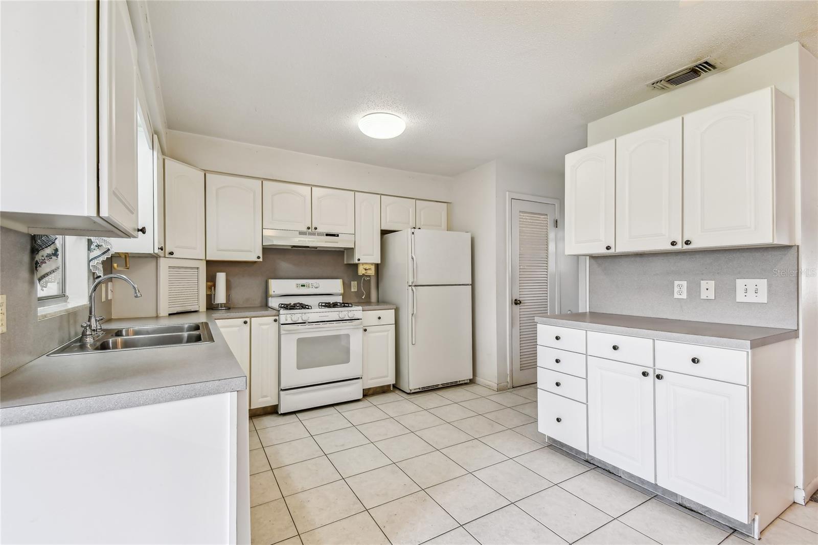Image 14 of 75 For 5070 Lily Street N