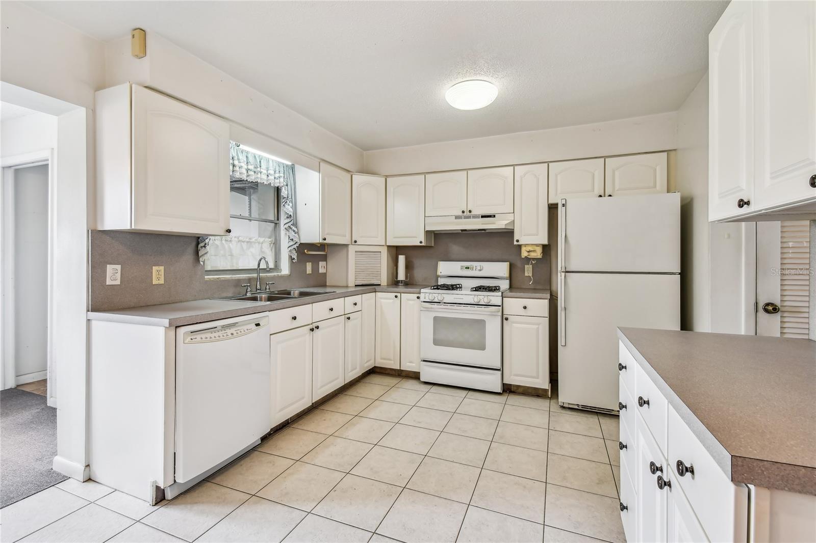 Image 15 of 75 For 5070 Lily Street N