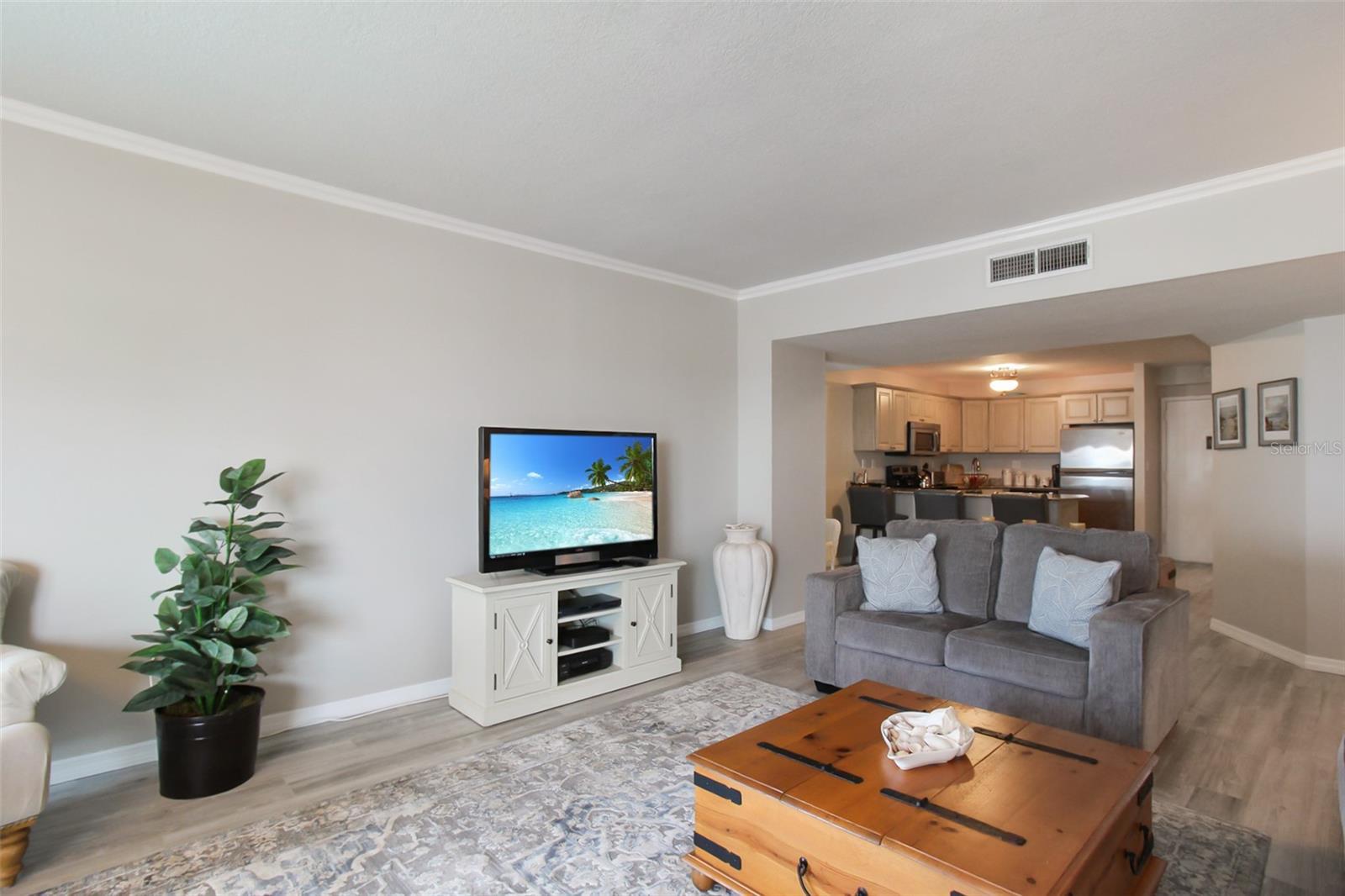 Image 22 of 46 For 1050 Longboat Club Road 702