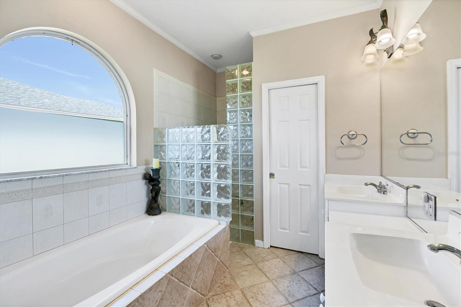 Image 18 of 35 For 5786 Sandy Pointe Drive