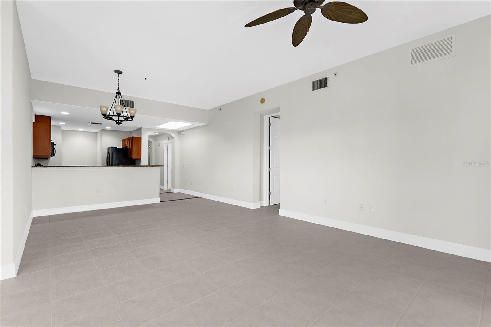Image 15 of 38 For 1921 Monte Carlo Drive 405