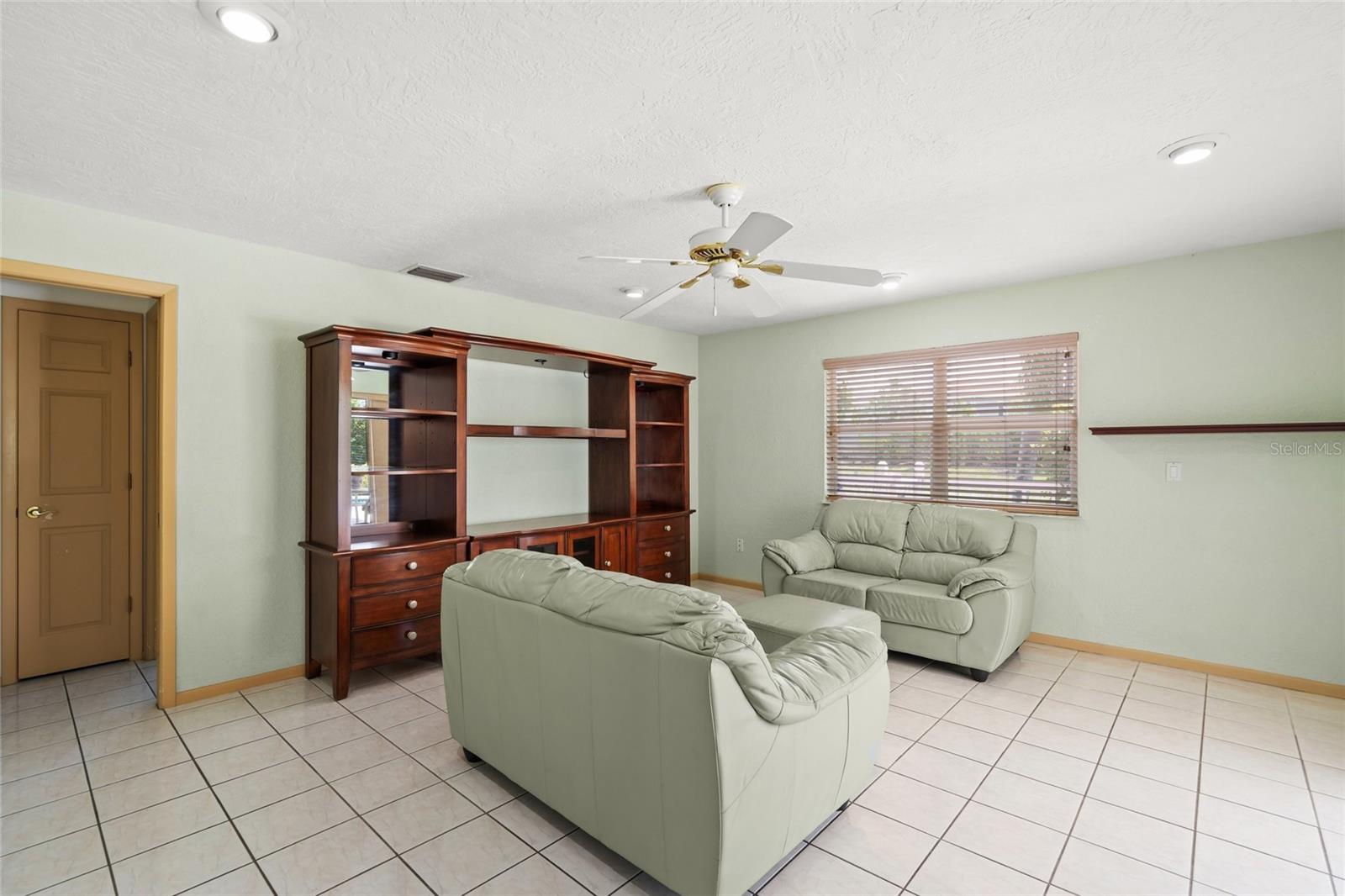 Image 13 of 54 For 464 Rubens Drive E