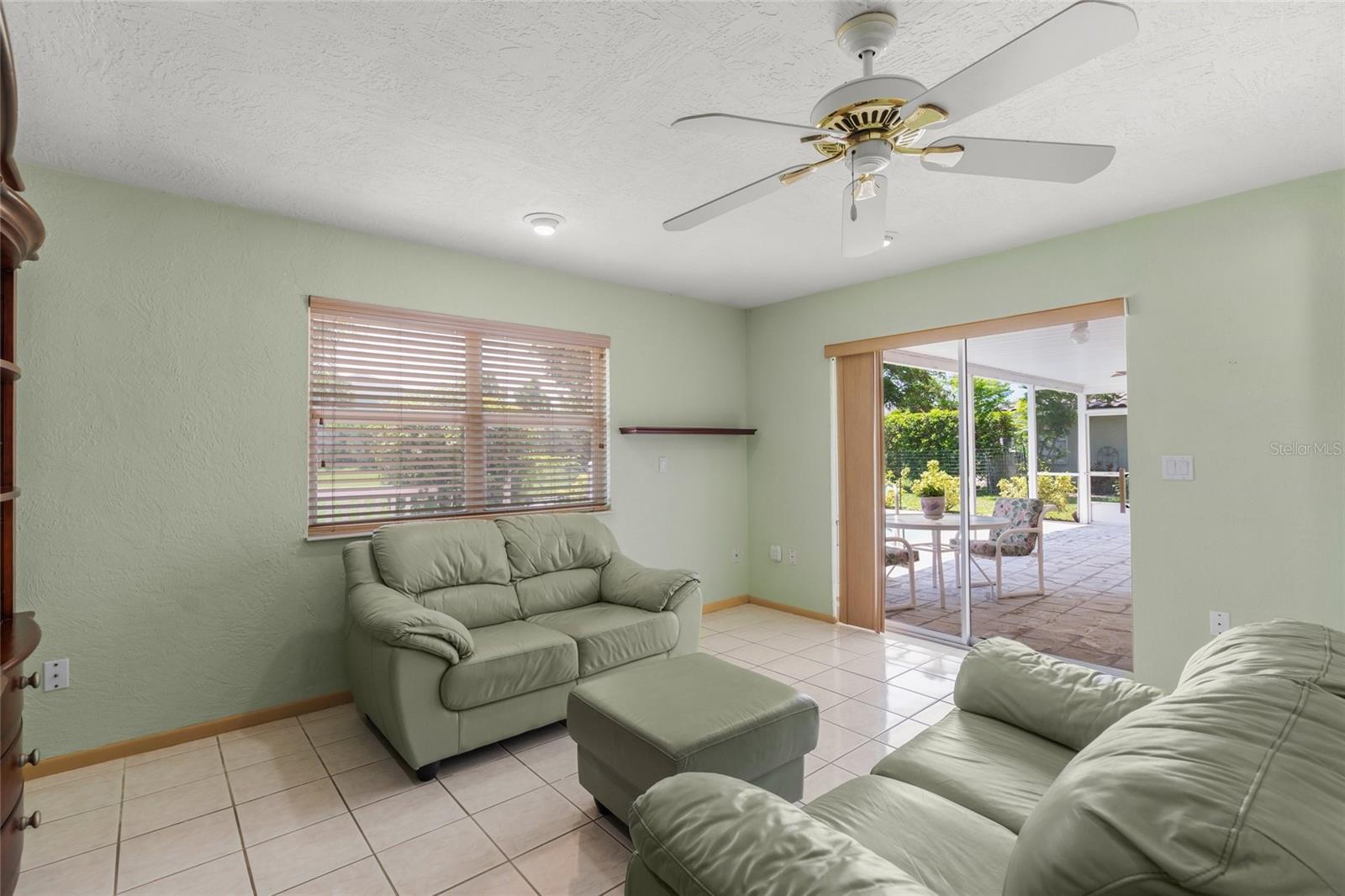 Image 14 of 54 For 464 Rubens Drive E