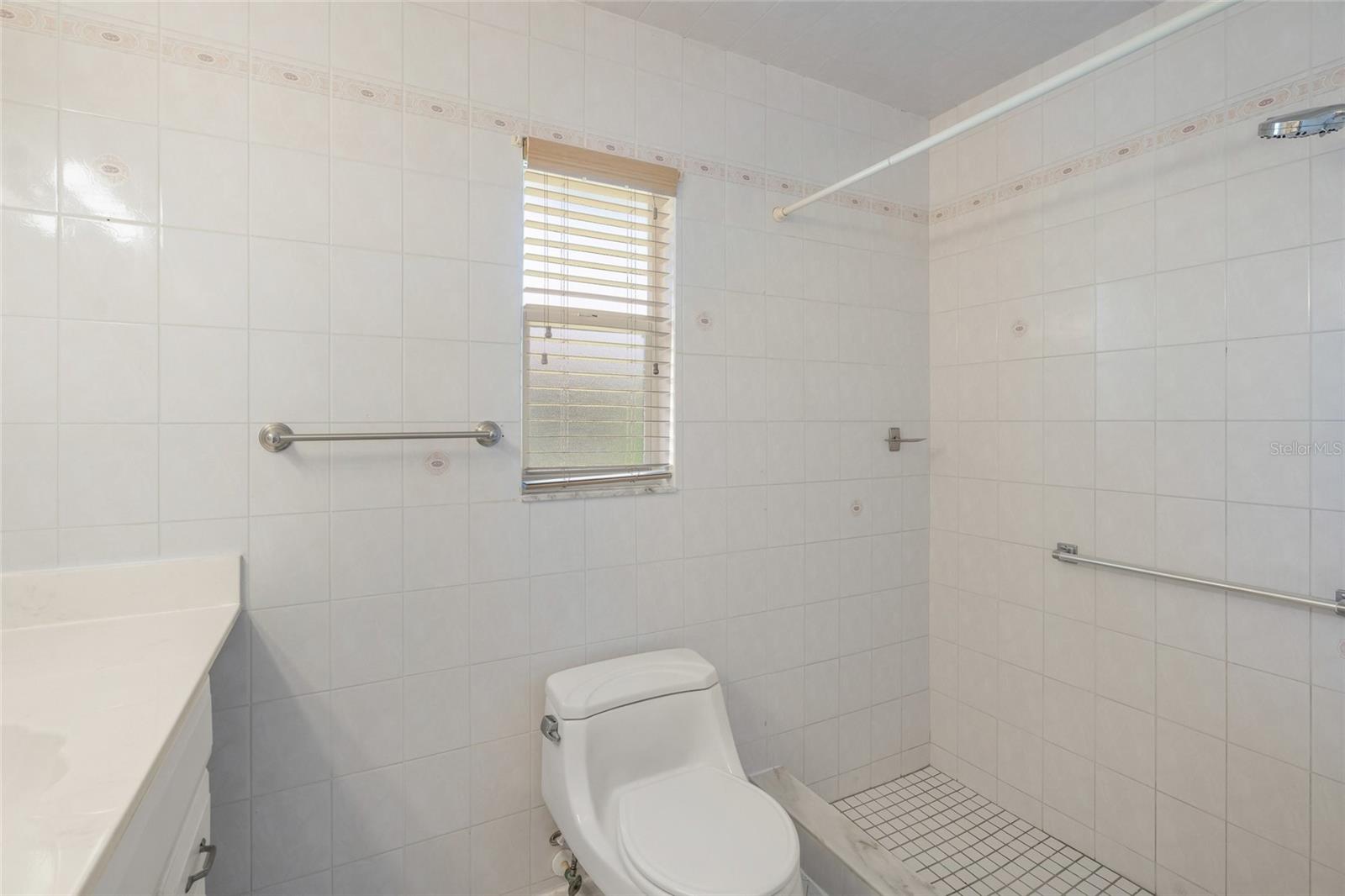 Image 21 of 54 For 464 Rubens Drive E