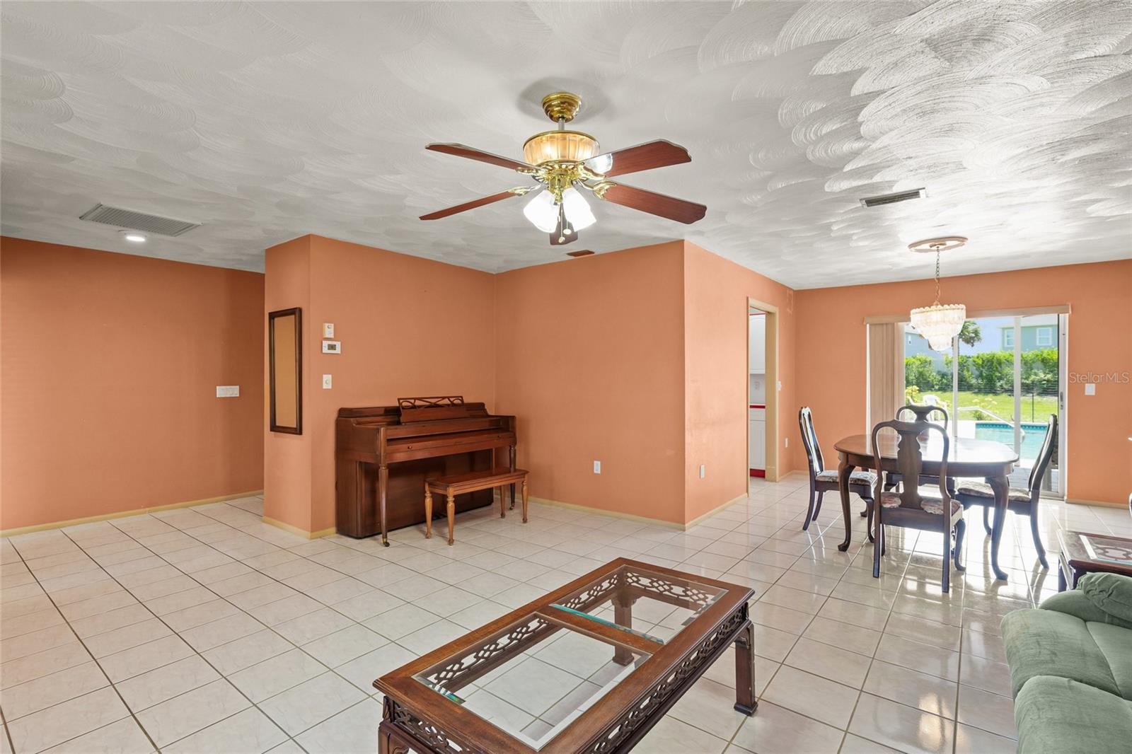 Image 7 of 54 For 464 Rubens Drive E