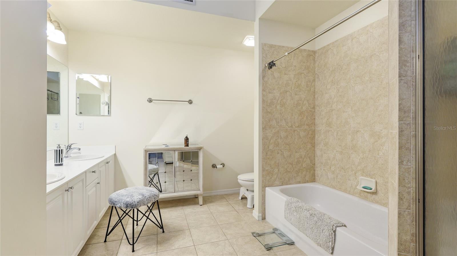 Image 21 of 38 For 5115 Melbourne Street A303
