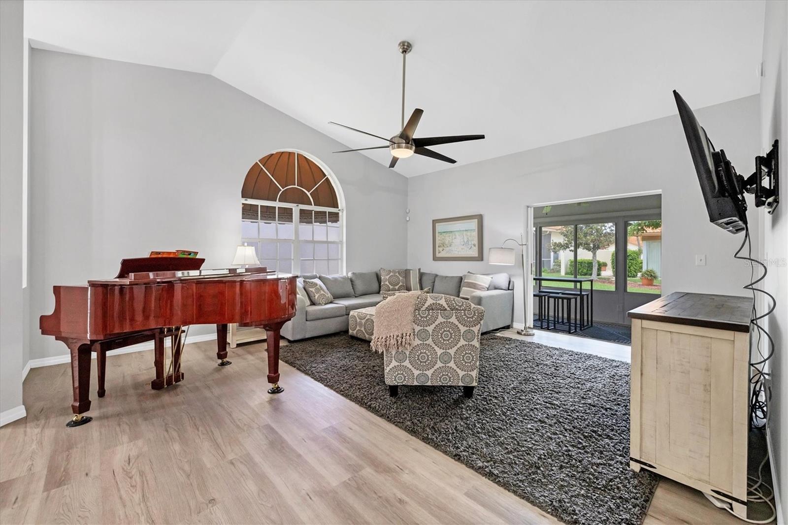 Image 5 of 46 For 4738 Raintree Street Circle E