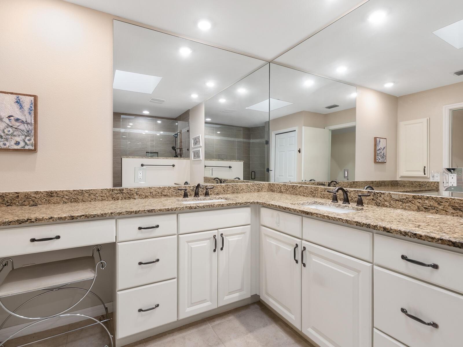 Image 25 of 44 For 4004 Wilshire Circle E 89