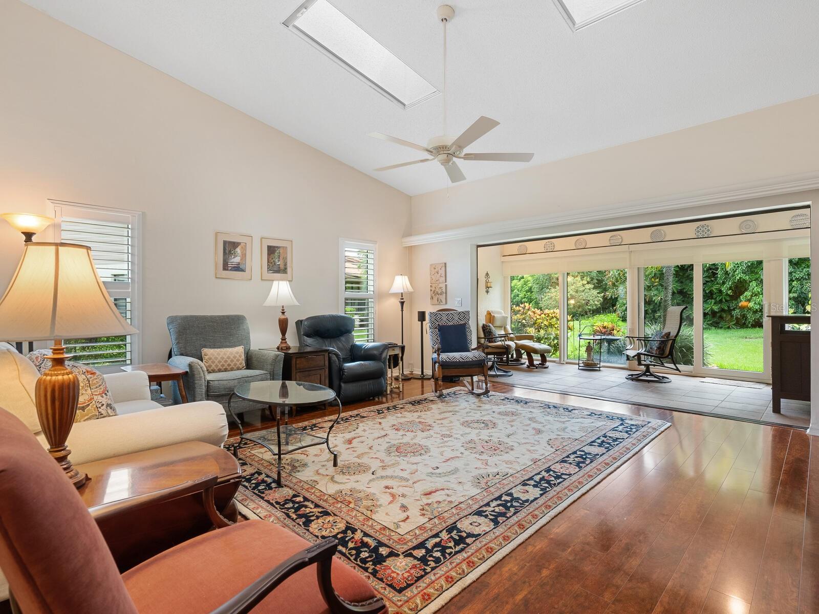 Image 7 of 44 For 4004 Wilshire Circle E 89
