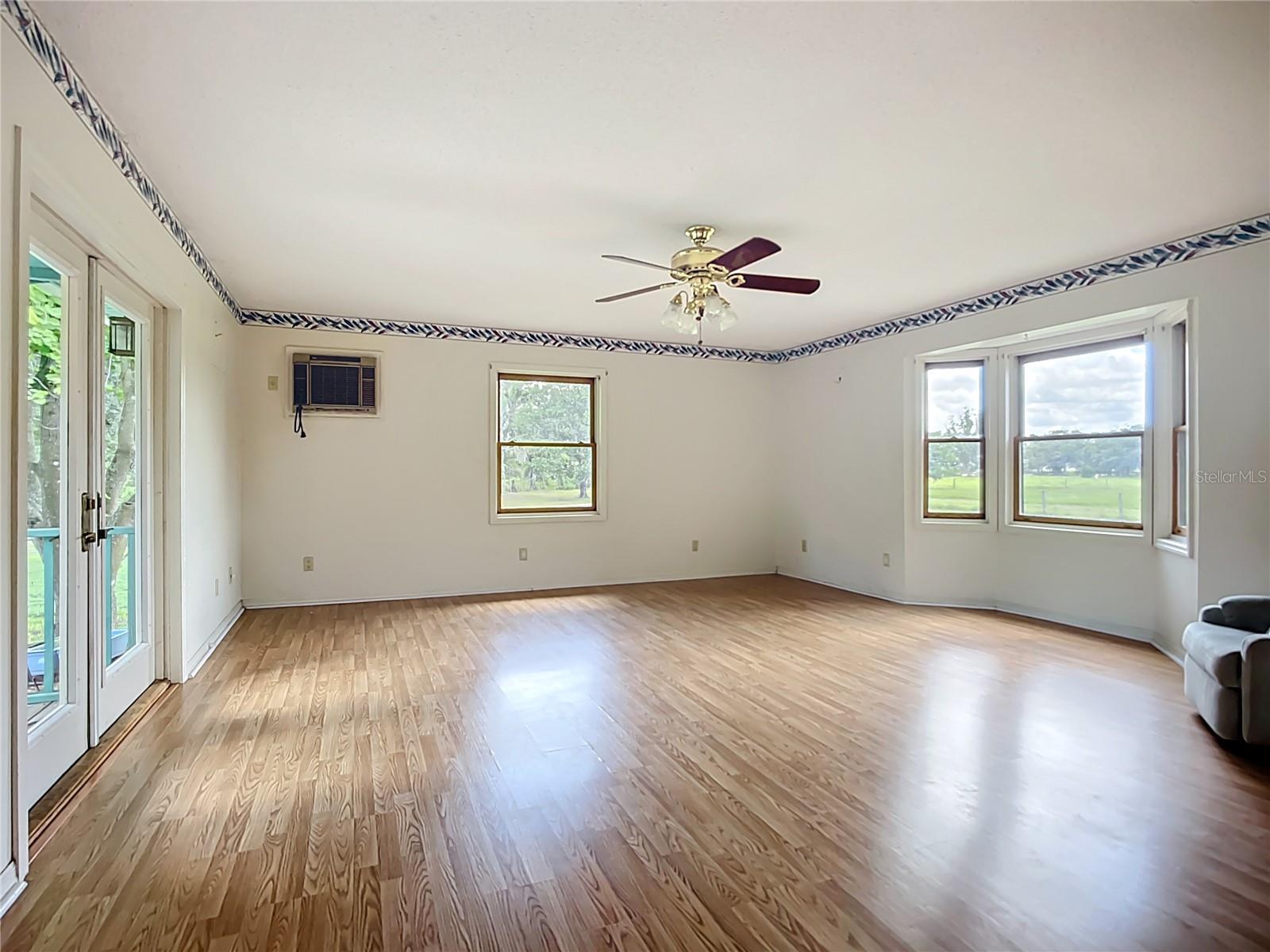 Image 33 of 72 For 16021 Winburn Drive S